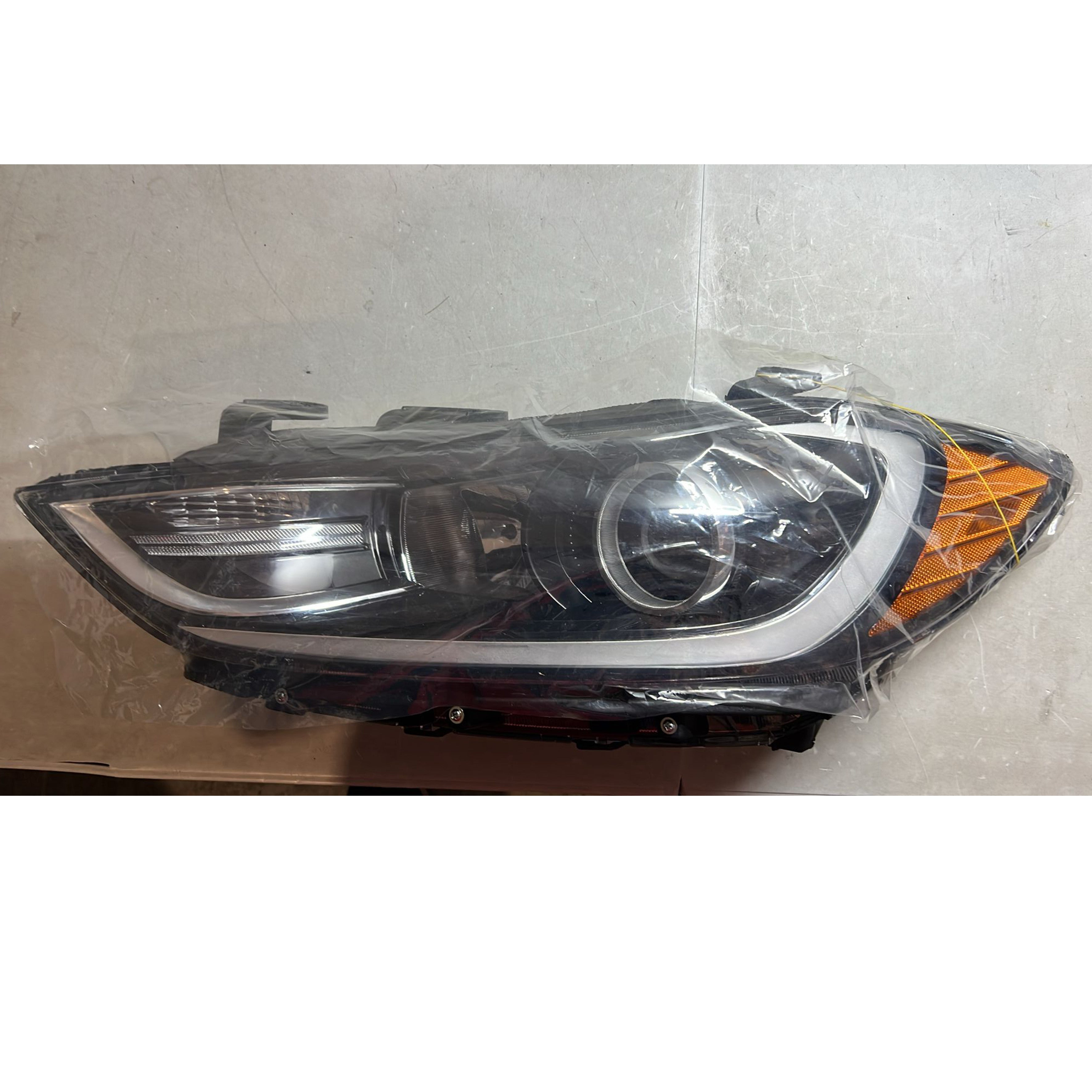 2017 2018 Hyundai Elantra Headlight Assembly Halogen with Bulbs Left Driver Side LH Damaged