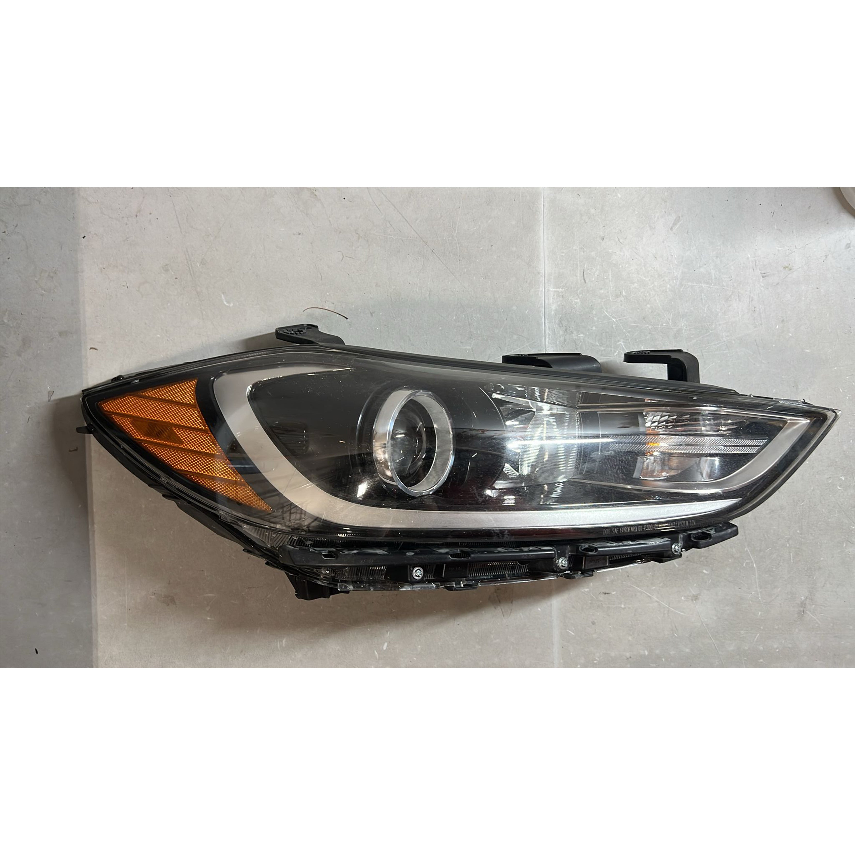 2017 2018 Hyundai Elantra Front Halogen Headlight with Bulb Passenger Right Side RH Damaged