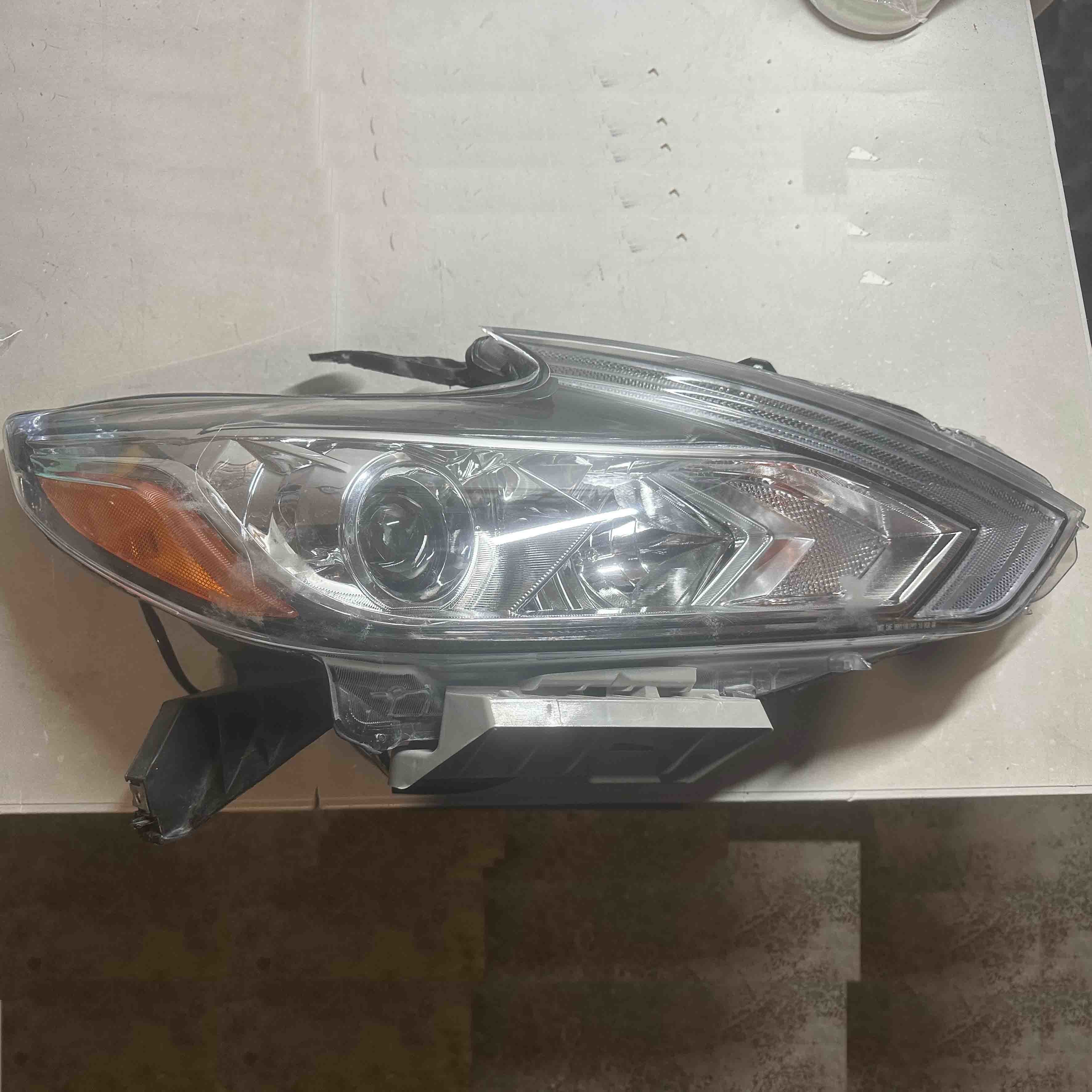 2016 2017 2018 Nissan Altima Driver LEFT Headlight Assembly NO LED Chrome Damaged