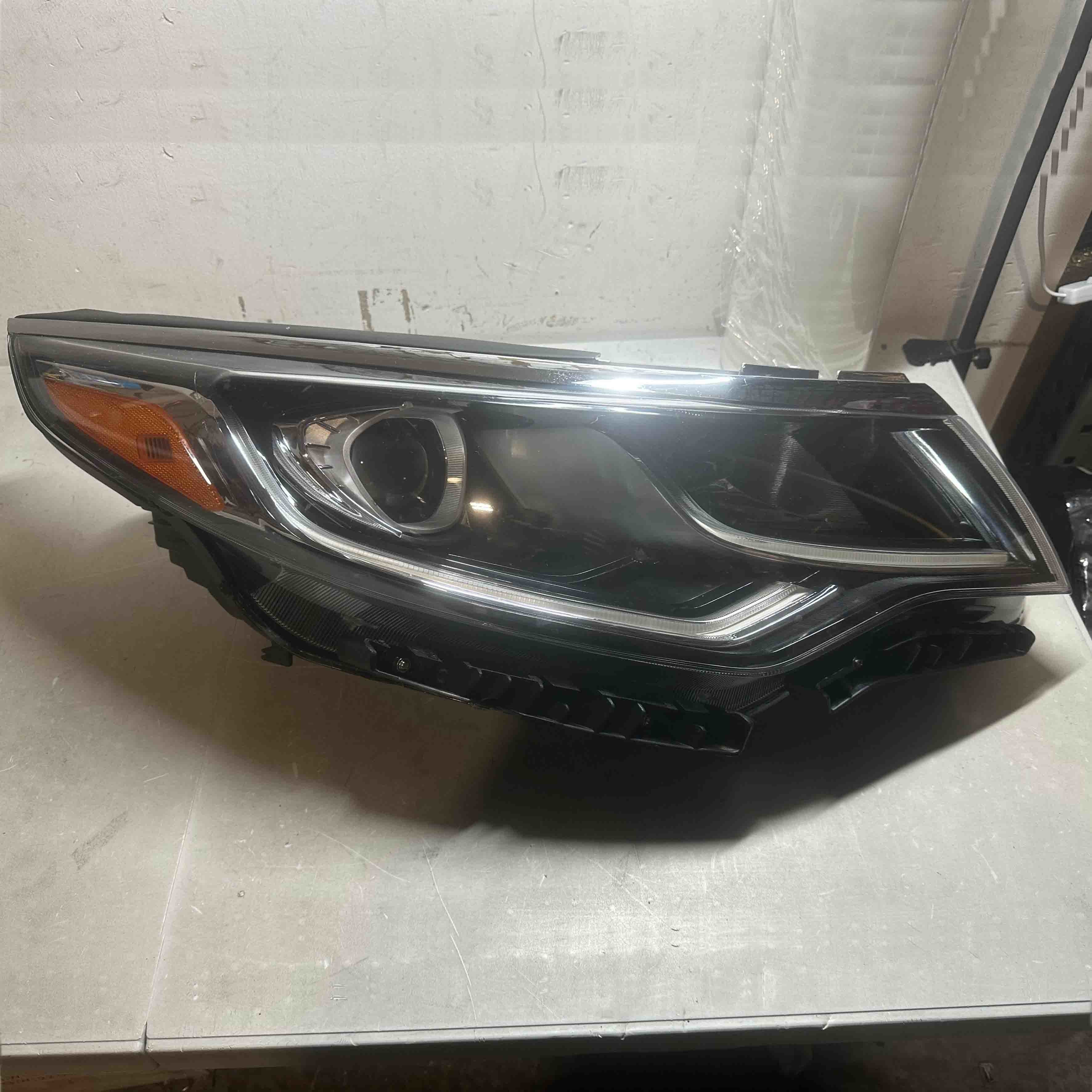 2019 2020 Kia Optima Headlight Assembly Halogen with LED Daytime Running Lamp Passenger Side Damaged