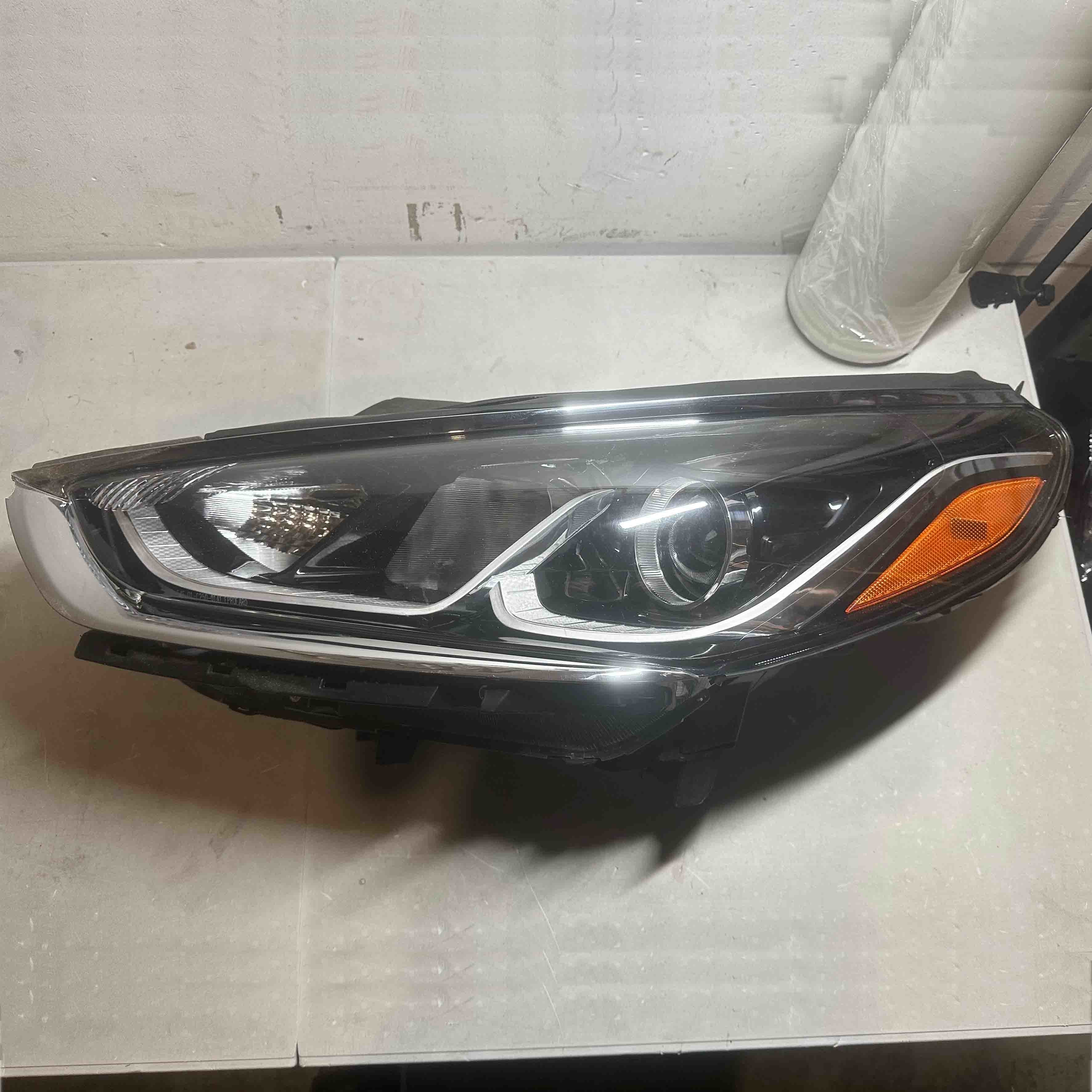 2018 2019 Hyundai Sonata Headlight Assembly Halogen with Bulbs Left Driver Side Damaged