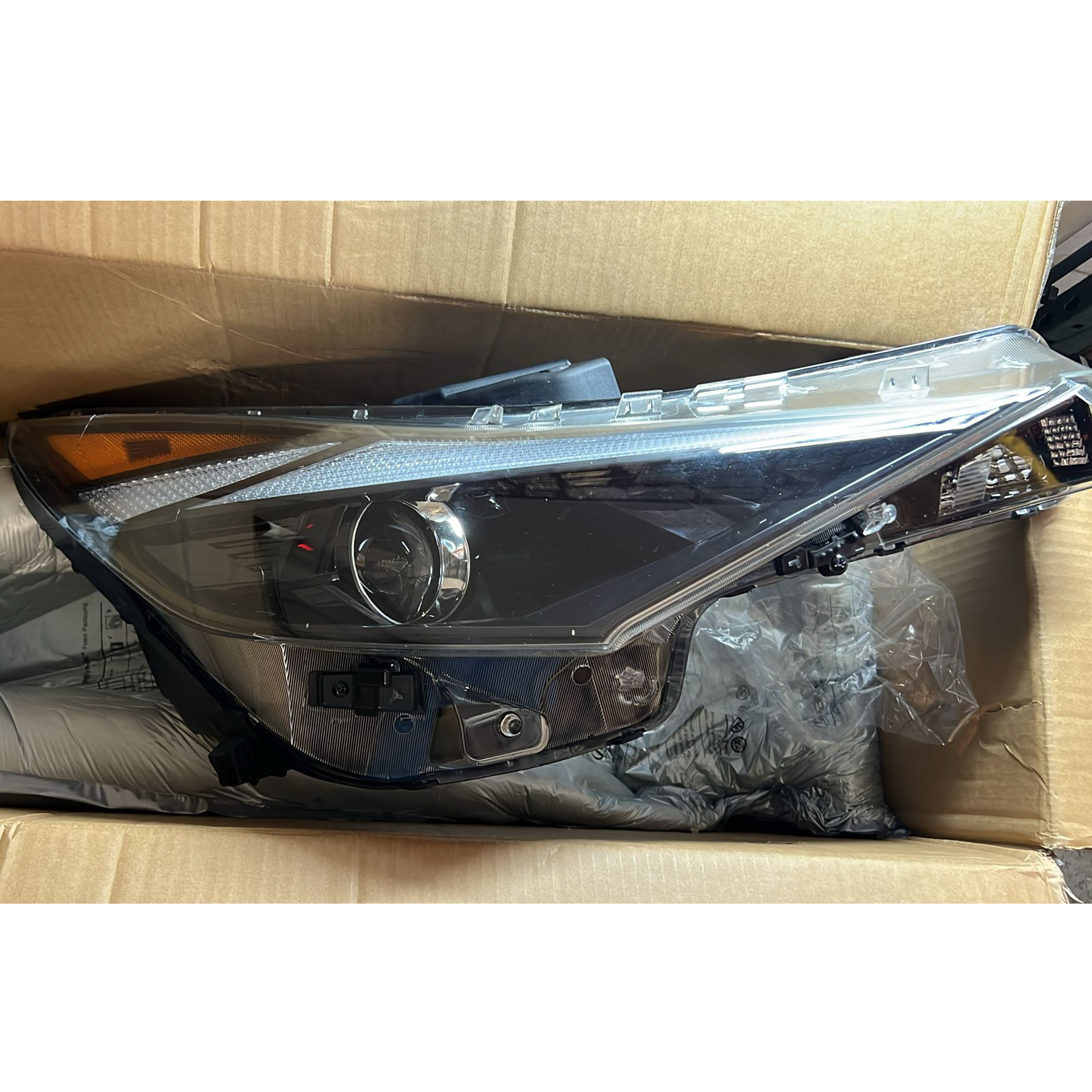 2021 2022 2023 Hyundai Elantra Headlight Assembly Halogen with LED Passenger Side Damaged