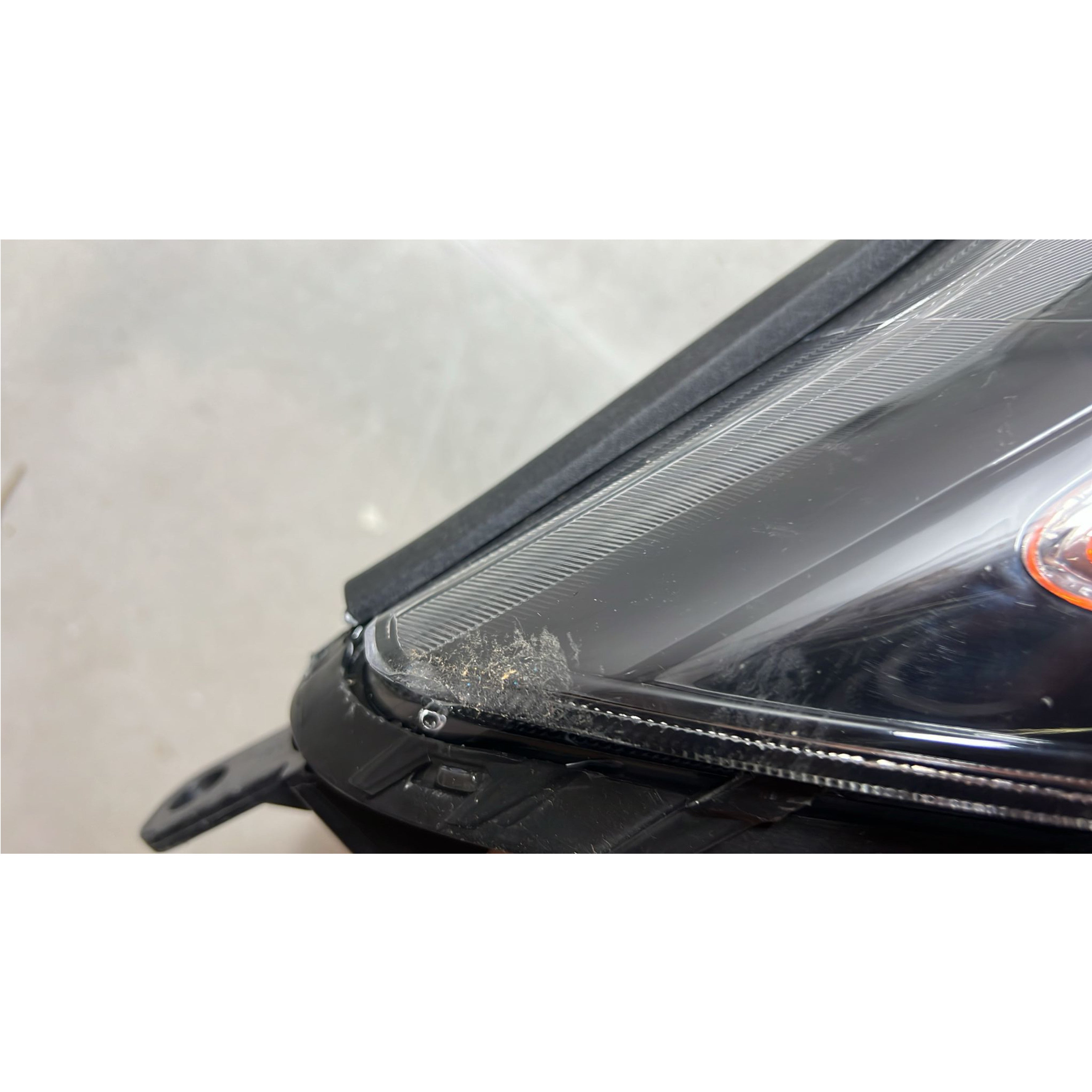 2016 2017 2018 Kia Sorento Headlight Assembly Halogen with LED Accent Light Passenger Side Damaged