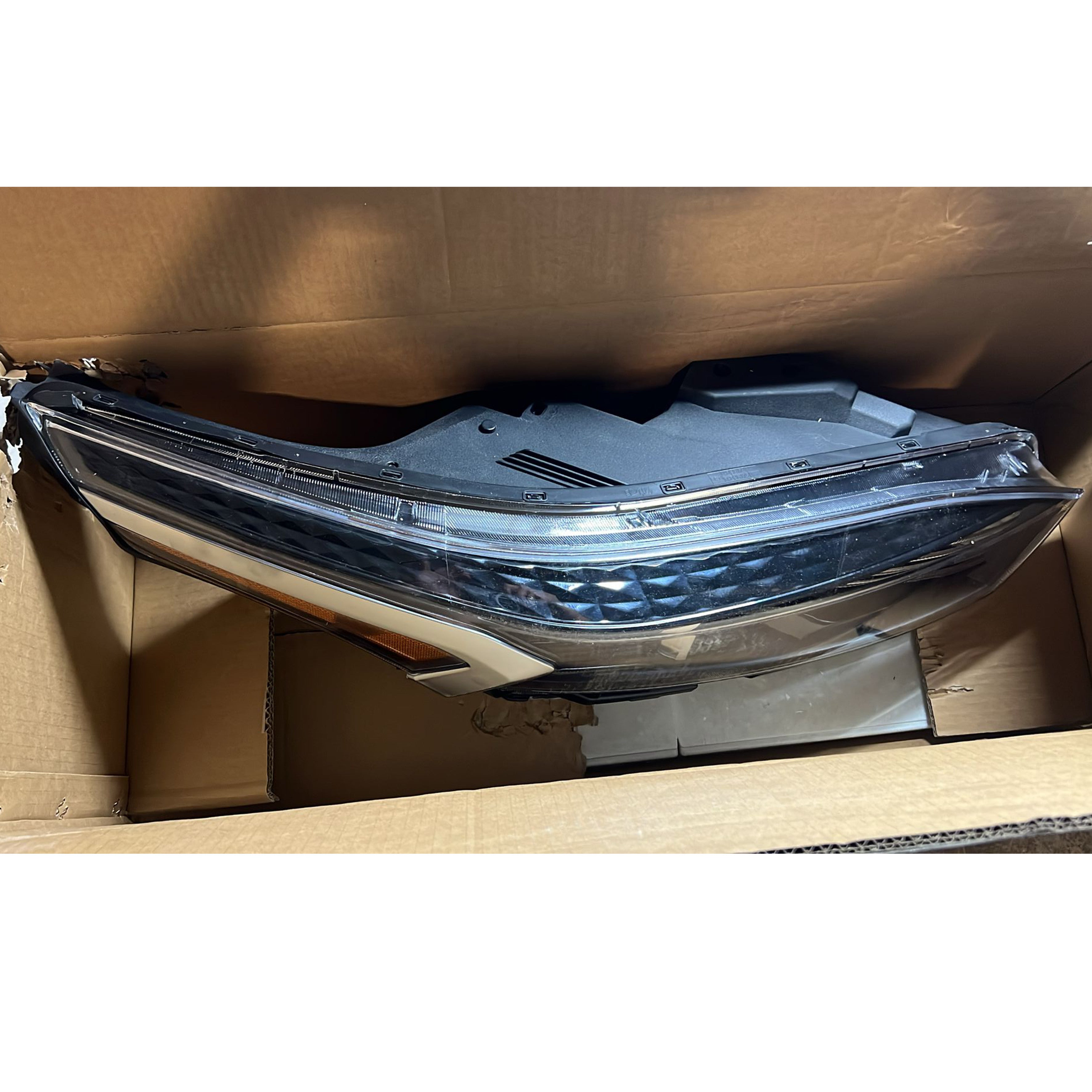 2022 2023 Kia Forte Halogen Projector Headlight Assembly with LED DRL Passenger Side Damaged