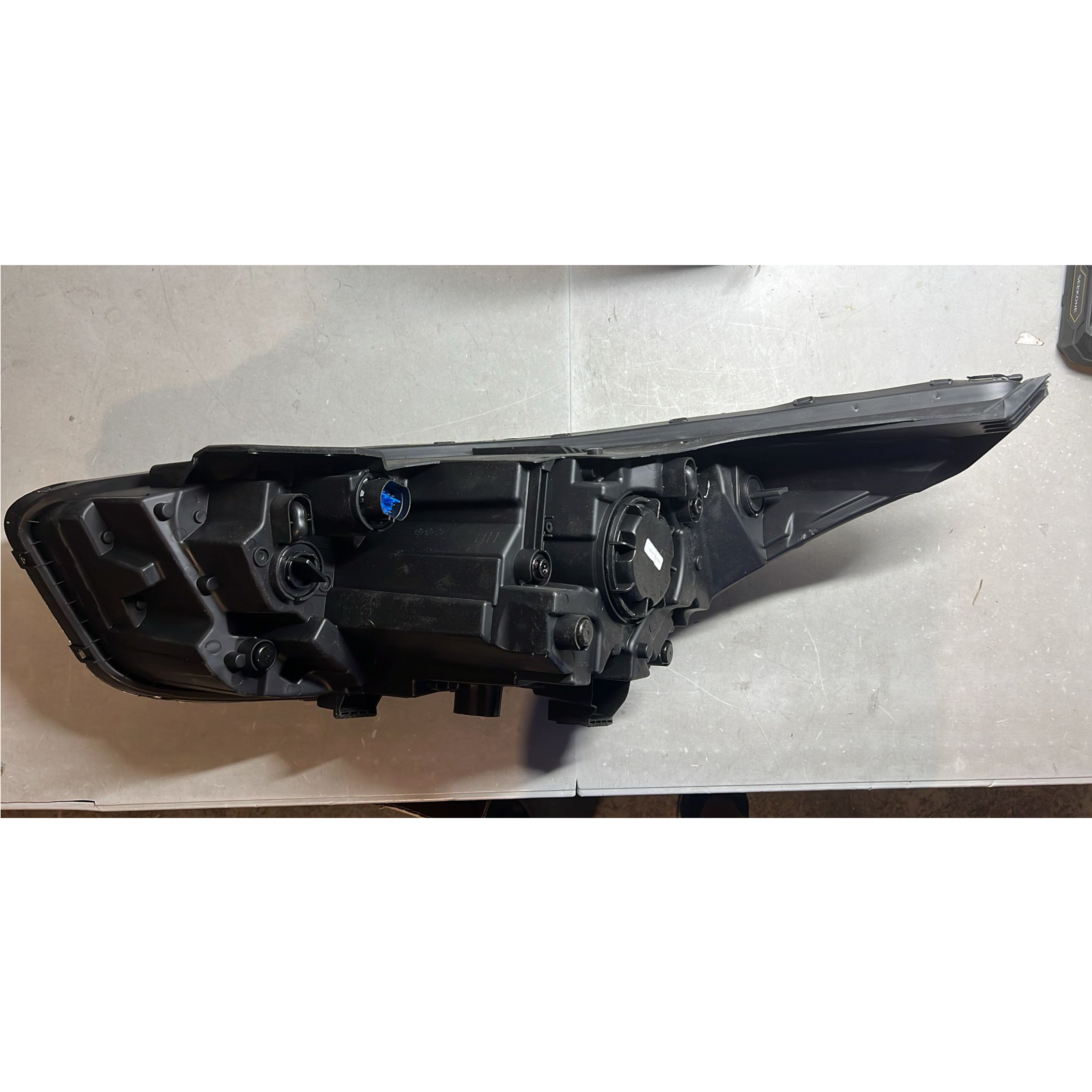 2022 2023 Kia Forte Halogen Projector Headlight Assembly with LED DRL Passenger Side Damaged