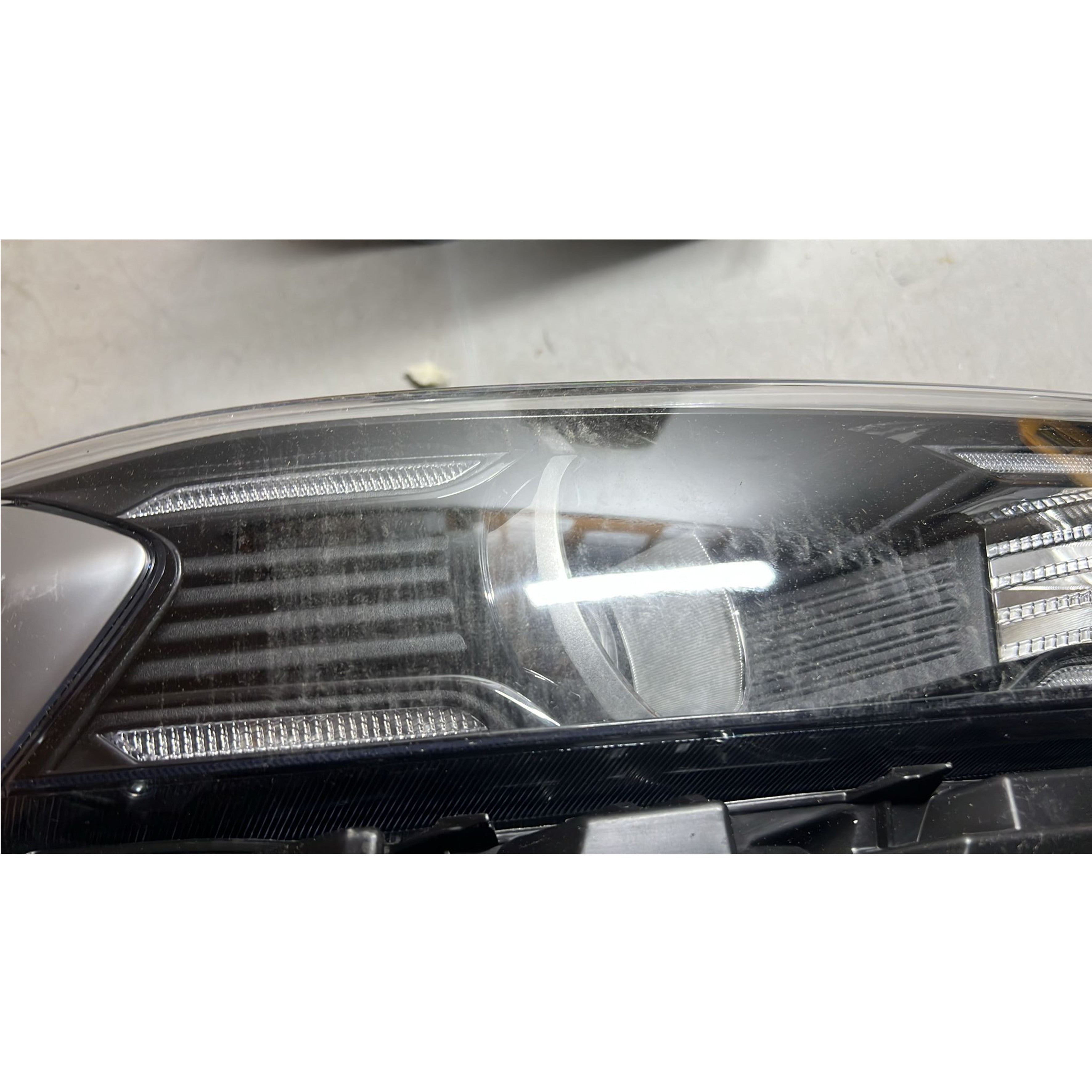 2022 2023 Kia Forte Halogen Projector Headlight Assembly with LED DRL Passenger Side Damaged