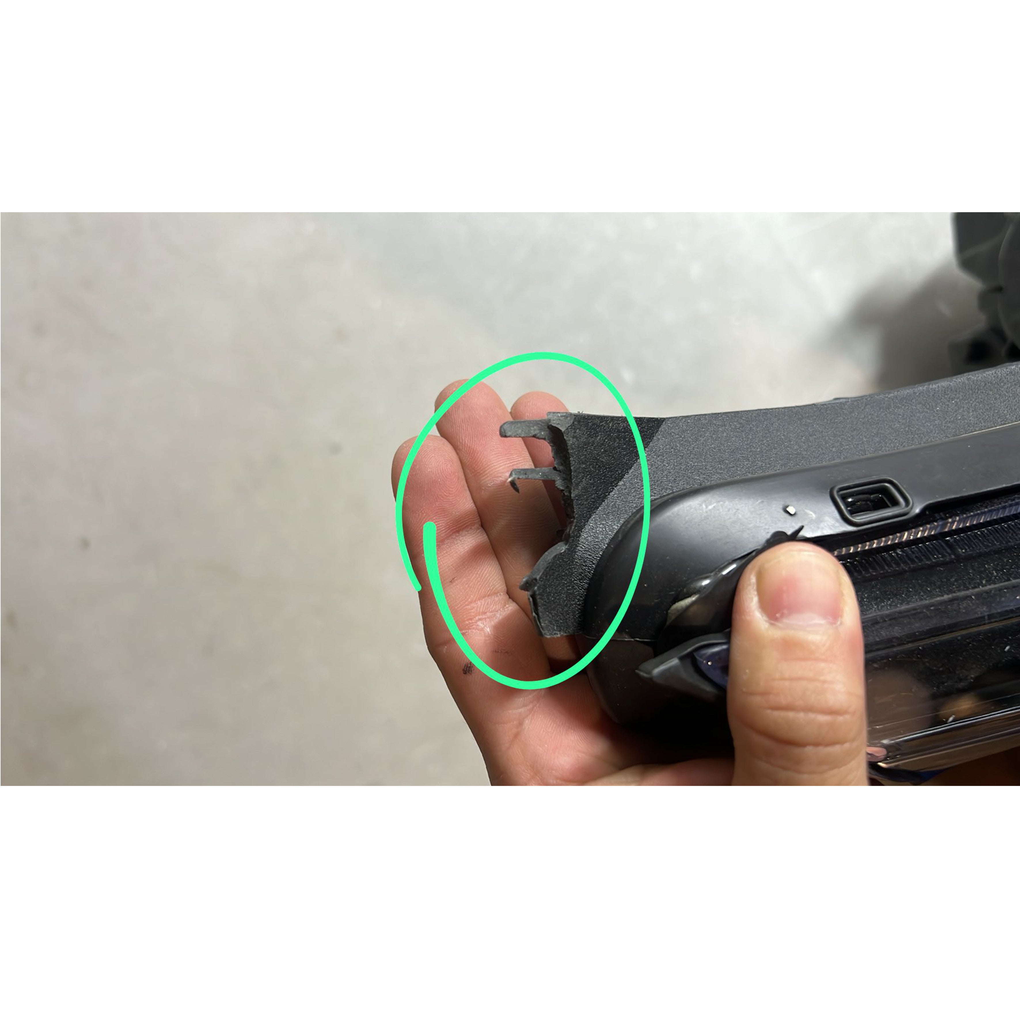 2022 2023 Kia Forte Halogen Projector Headlight Assembly with LED DRL Passenger Side Damaged