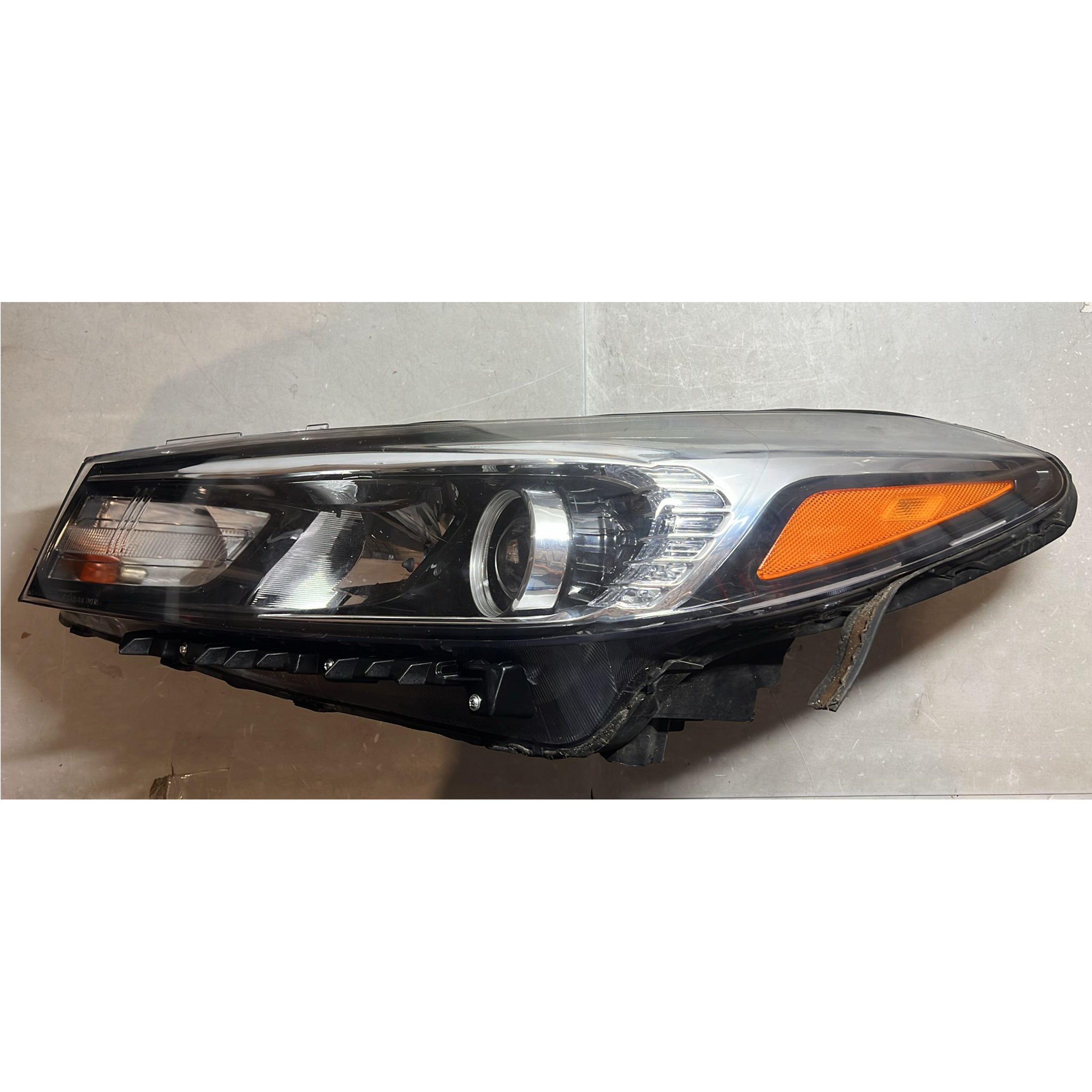 2017 2018 Kia Forte Forte5 Headlight Assembly with LED Driver Side Damaged