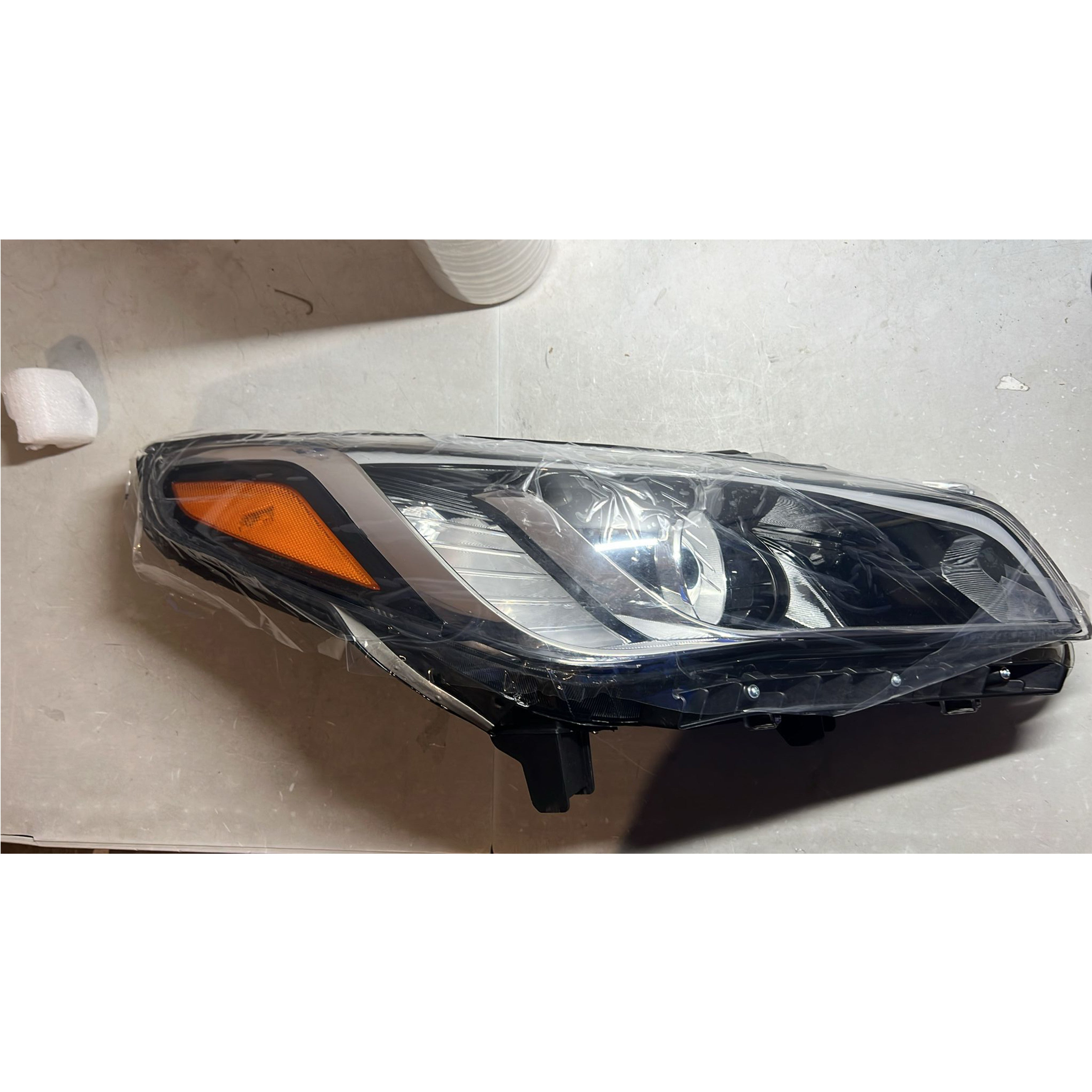 2015 2016 2017 Hyundai Sonata Headlight Assembly Halogen with Bulb Passenger Side Damaged