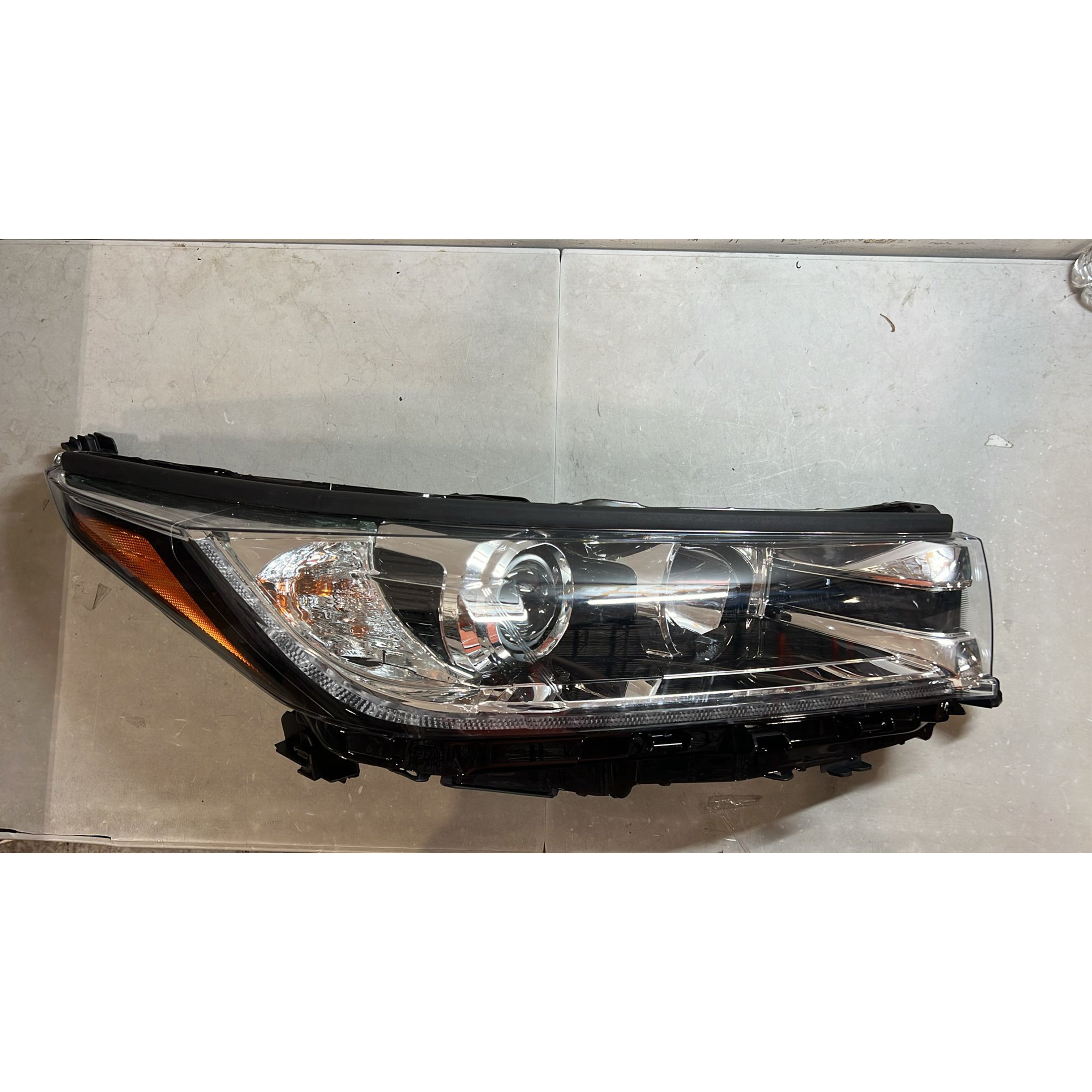 2017 2018 2019 Toyota Highlander Headlight Assembly LED Projector with DRL Passenger Side Damaged