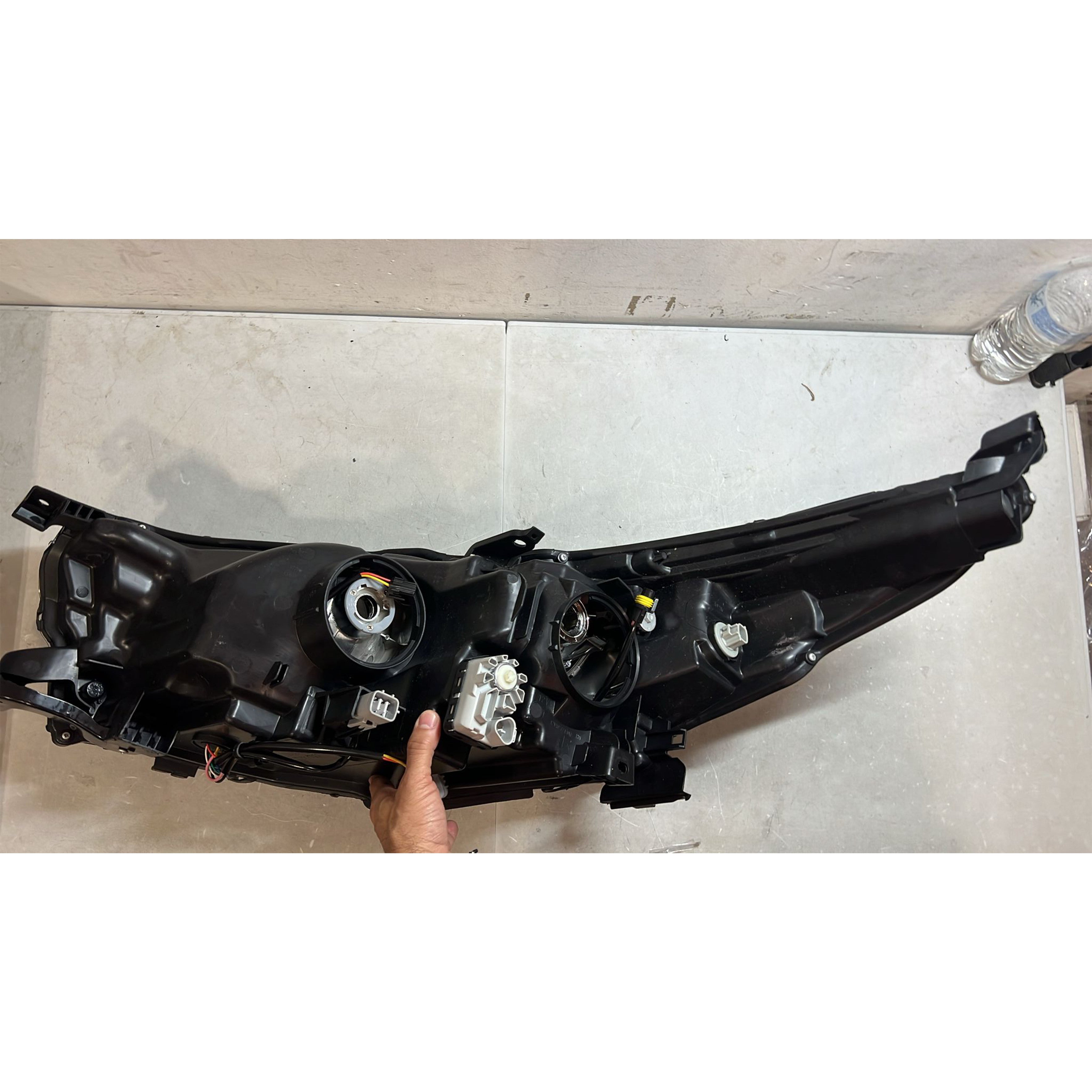 2017 2018 2019 Toyota Highlander Headlight Assembly LED Projector with DRL Passenger Side Damaged