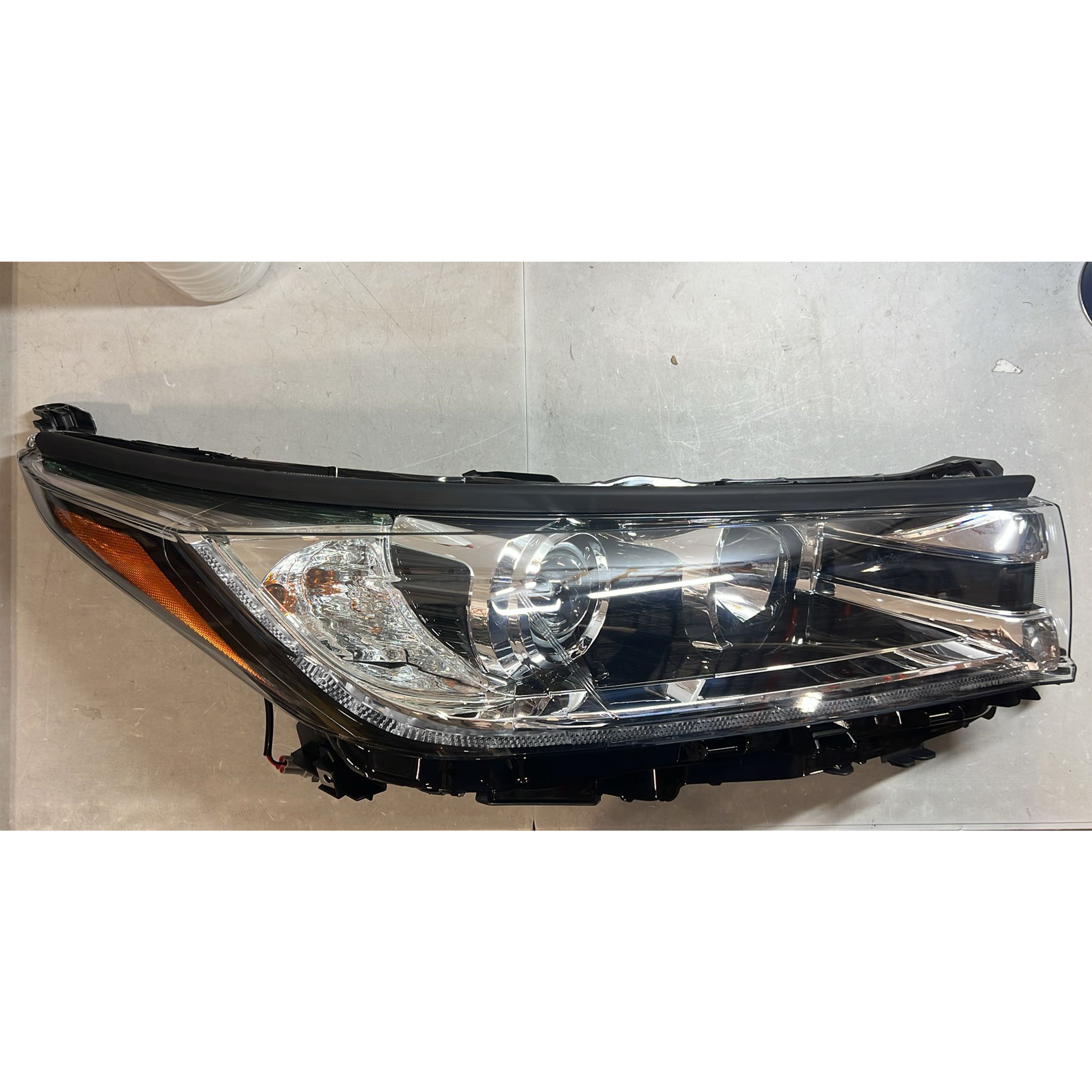 2017 2018 2019 Toyota Highlander Headlight Assembly LED Projector with DRL Passenger Side Damaged
