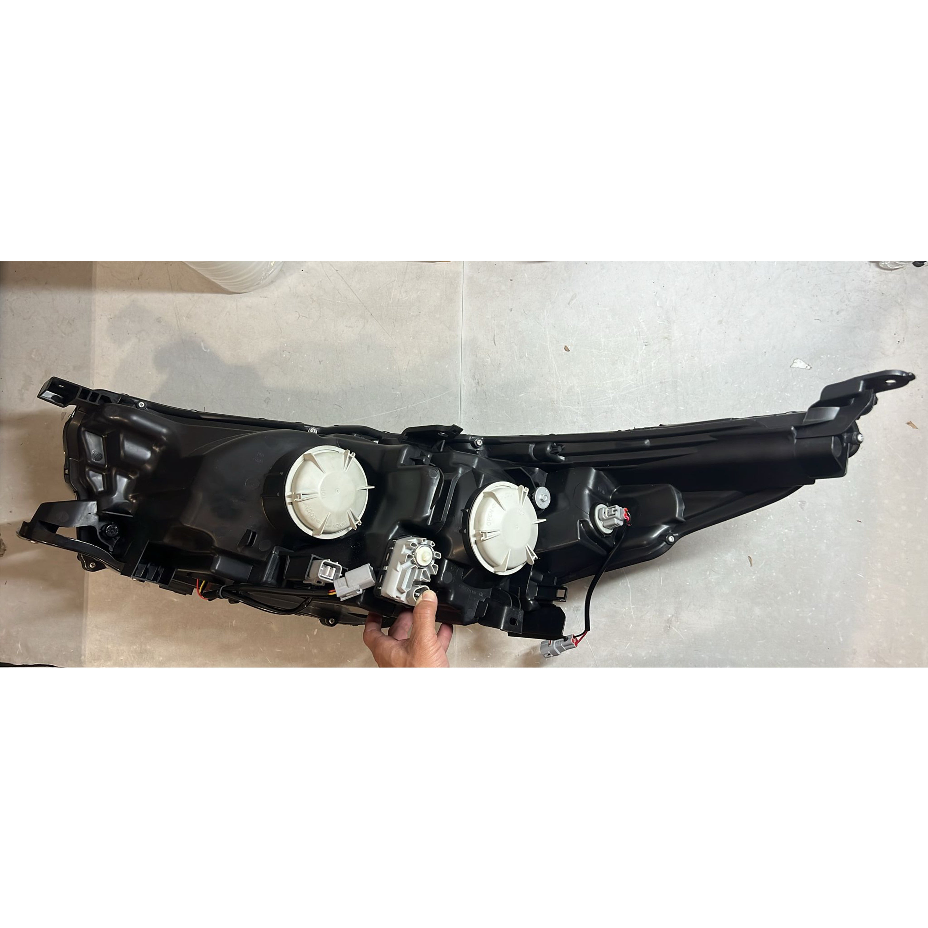 2017 2018 2019 Toyota Highlander Headlight Assembly LED Projector with DRL Passenger Side Damaged