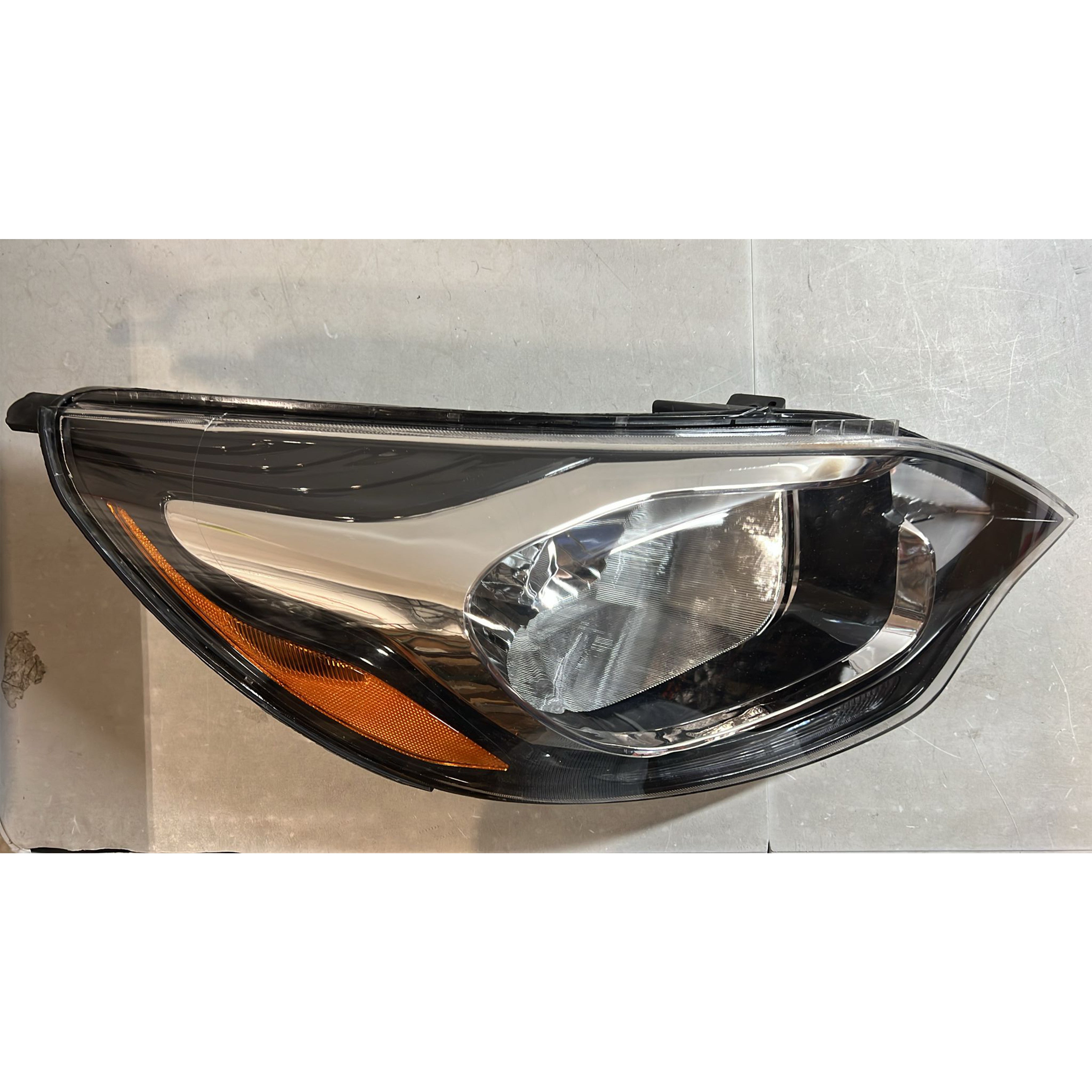 2012 2017 Kia Rio Sedan Headlight Assembly Halogen Passenger Side Damaged
