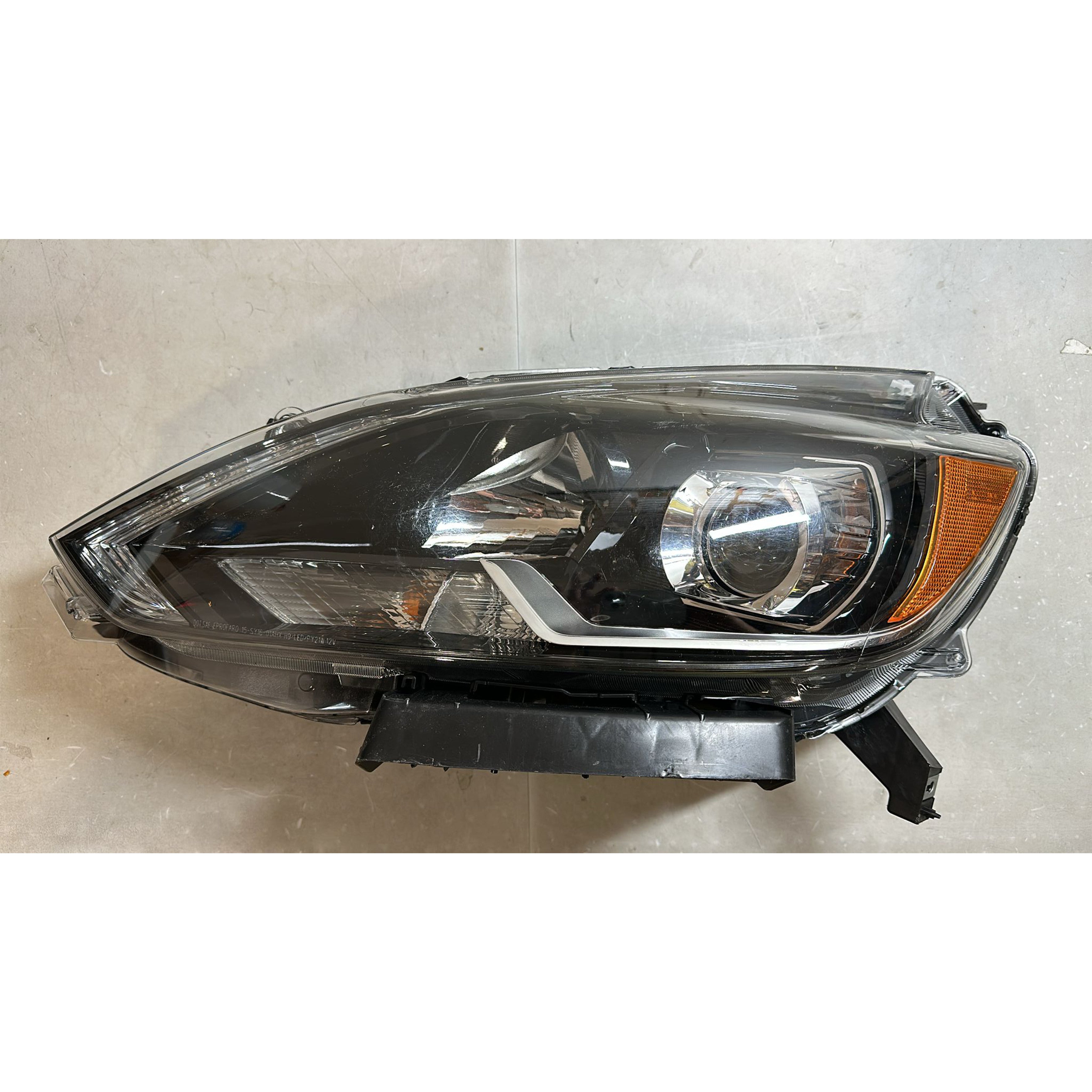 2016 2017 2018 2019 Nissan Sentra Headlight Assembly Halogen Black & Chrome Driver Side Damaged