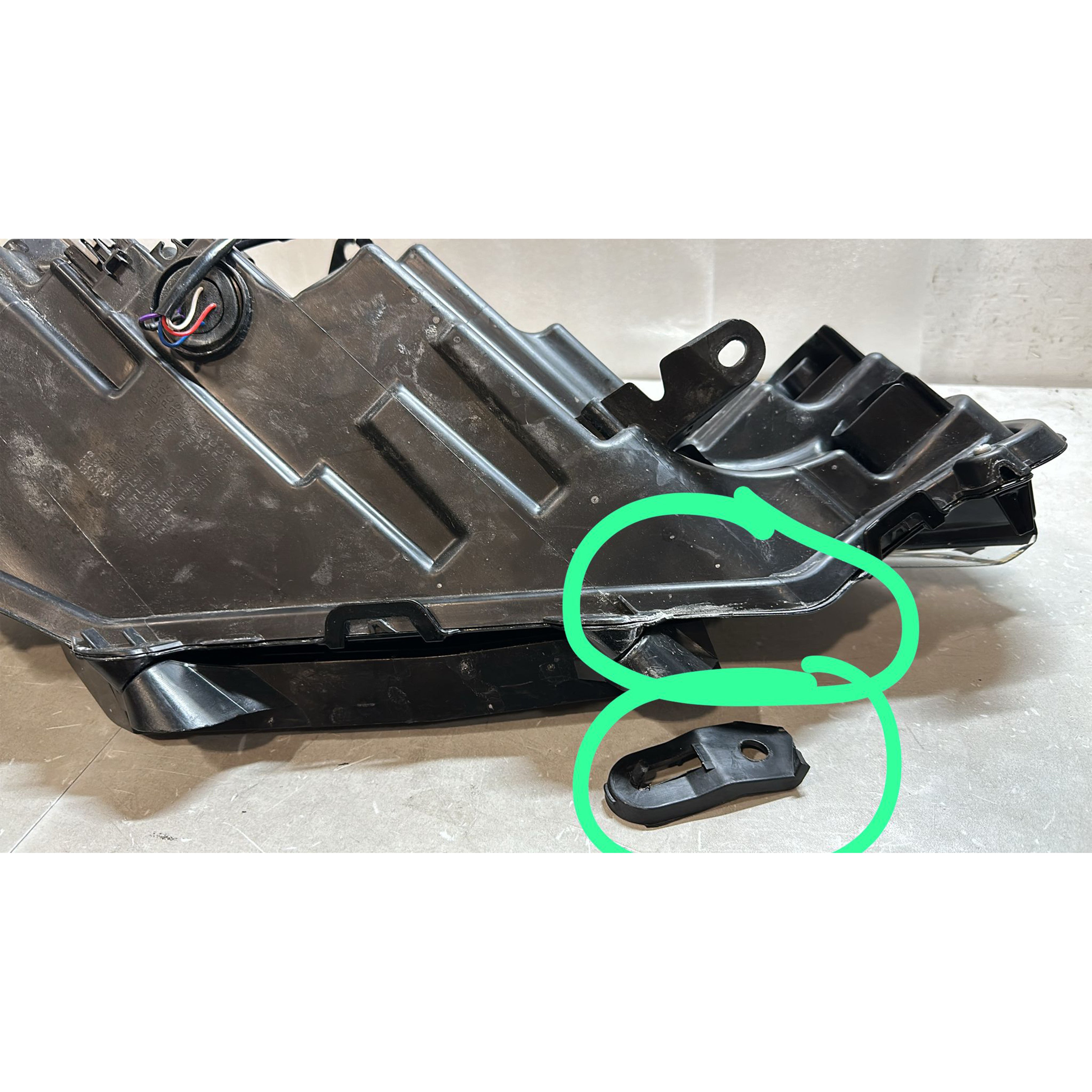 For 2021 2022 2023 2024 Toyota Venza Headlight Headlamp Assembly Left Driver LH 8115048J30 Damaged