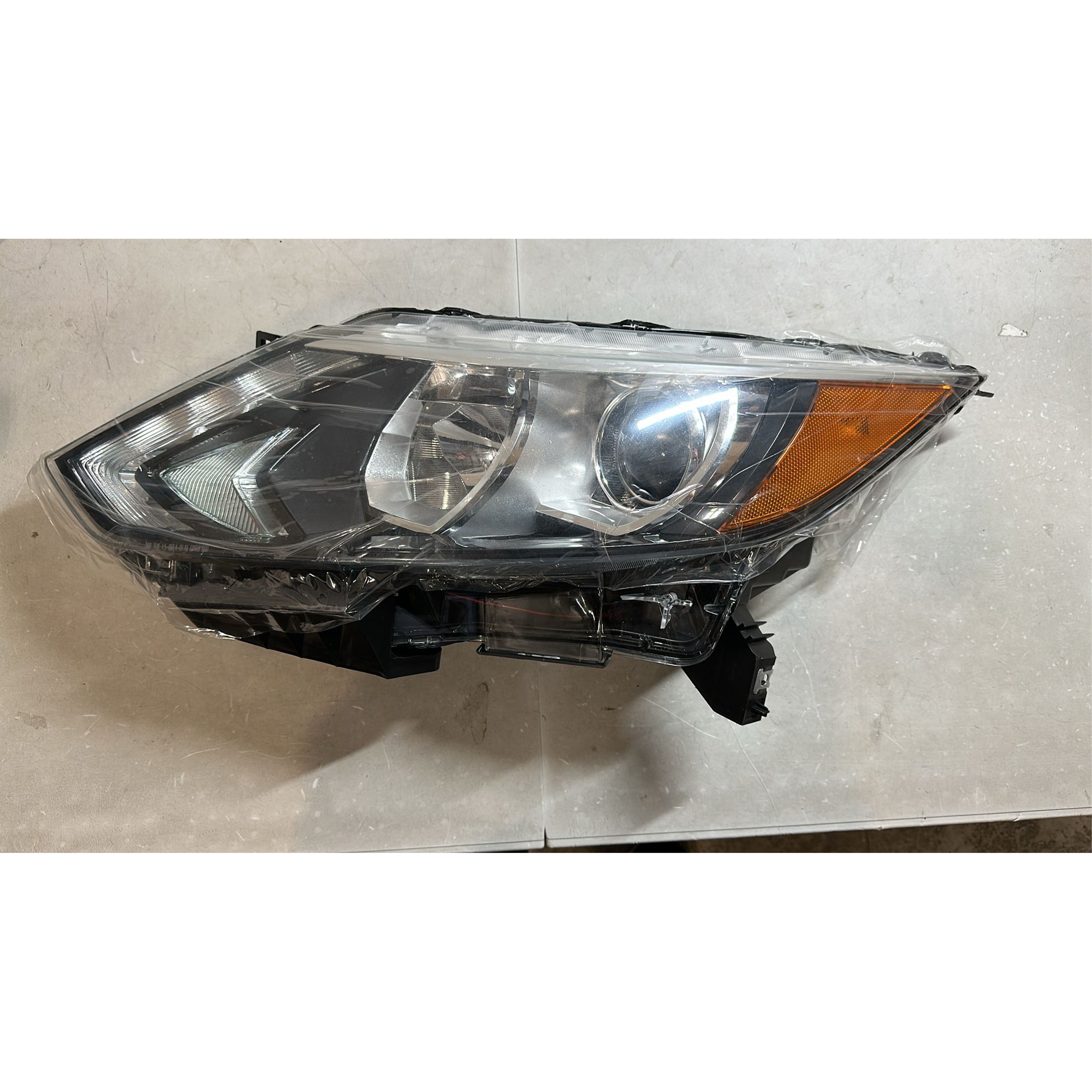 2017 2018 2019 Nissan Rogue Sport Qashqai Headlight Assembly Halogen with LED Driver Side Damaged