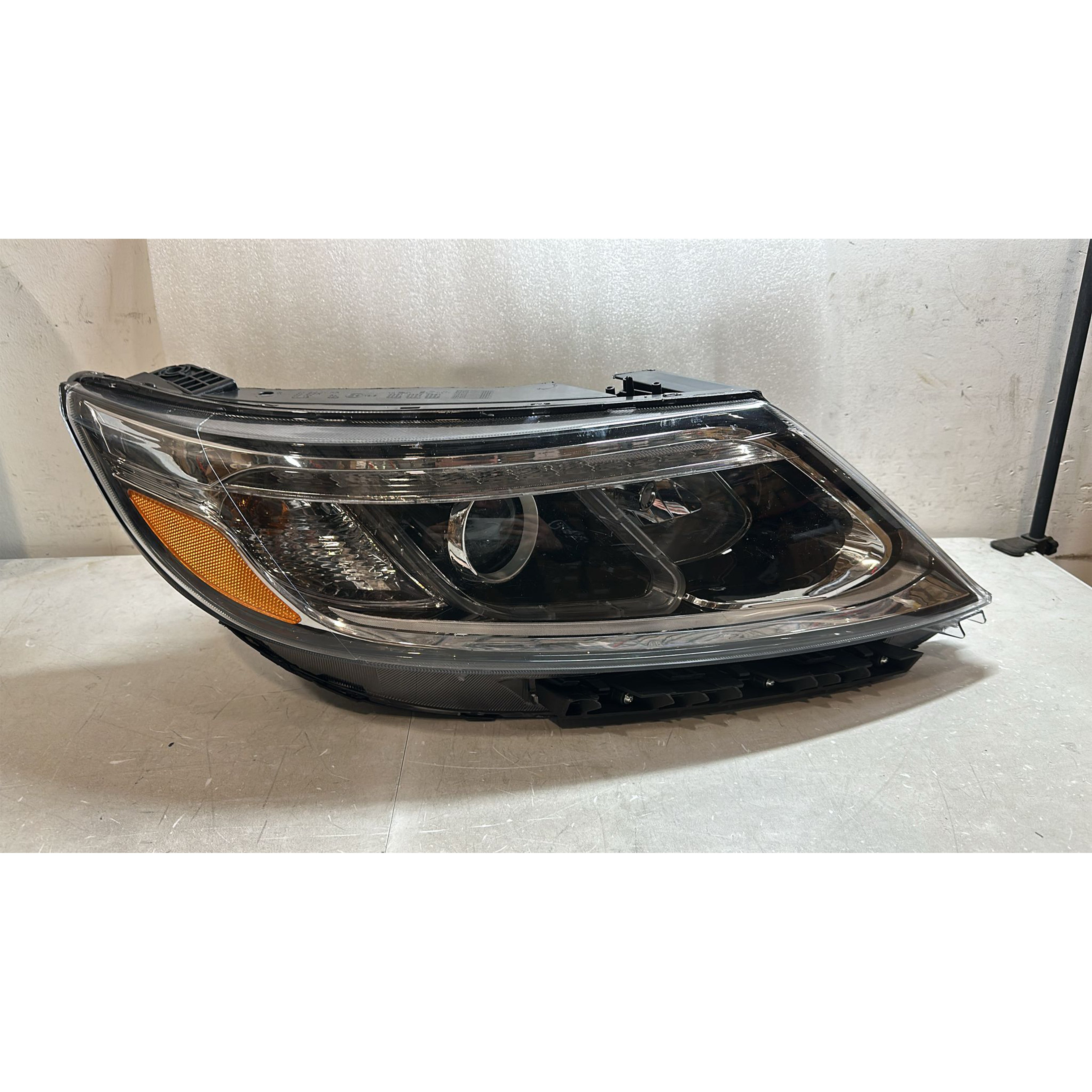 2014 2015 Kia Sorento EX SX Headlight Assembly Halogen with LED DRL Projector Passenger Side Damaged