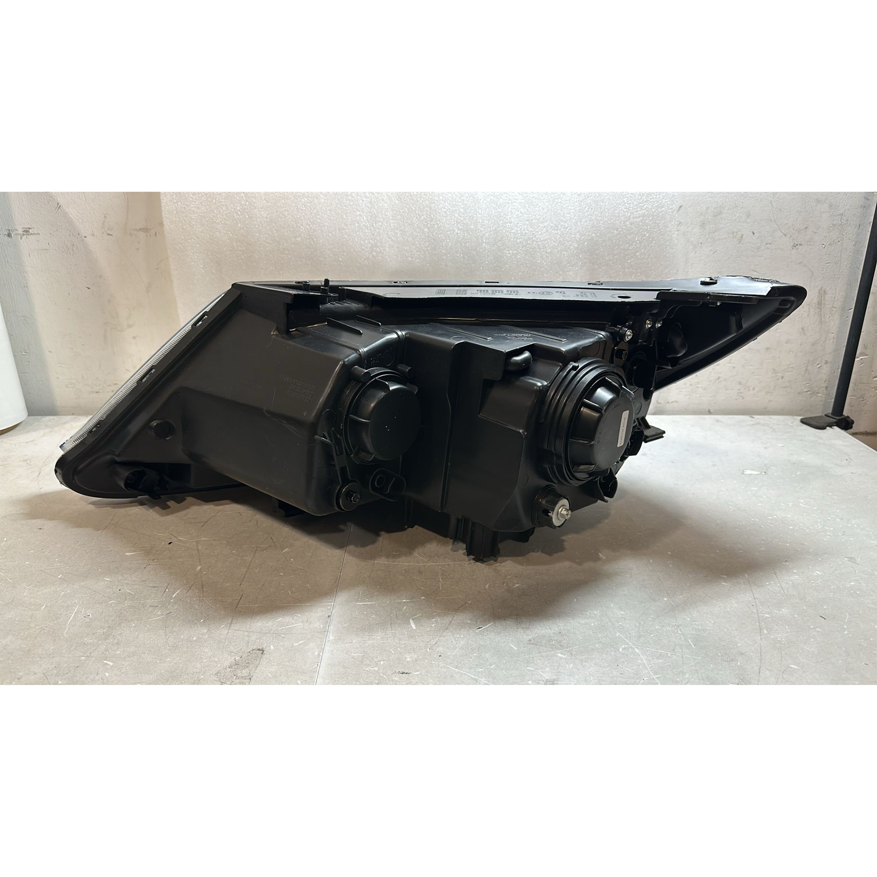 2014 2015 Kia Sorento EX SX Headlight Assembly Halogen with LED DRL Projector Passenger Side Damaged