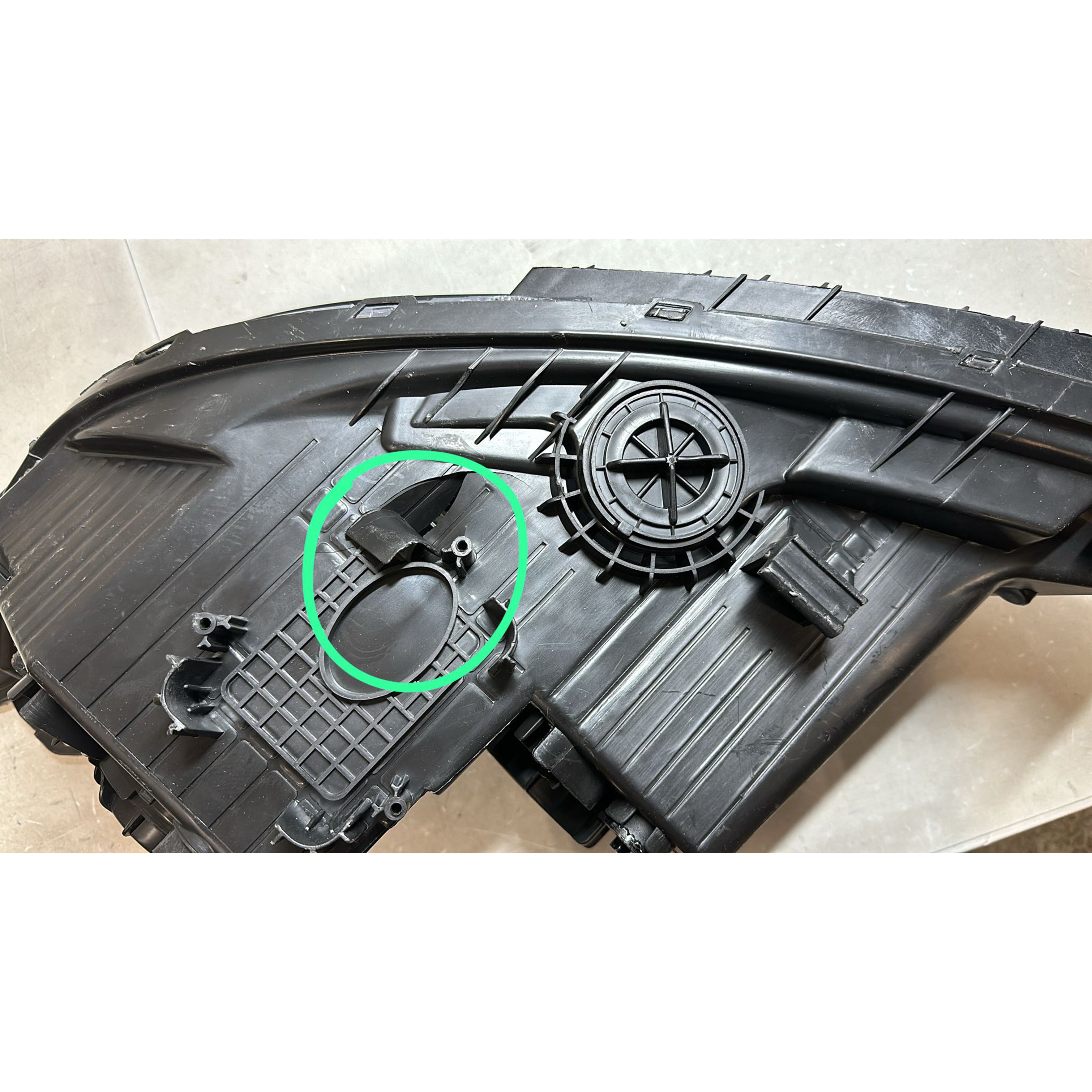 2014 2015 Kia Sorento EX SX Headlight Assembly Halogen with LED DRL Projector Passenger Side Damaged