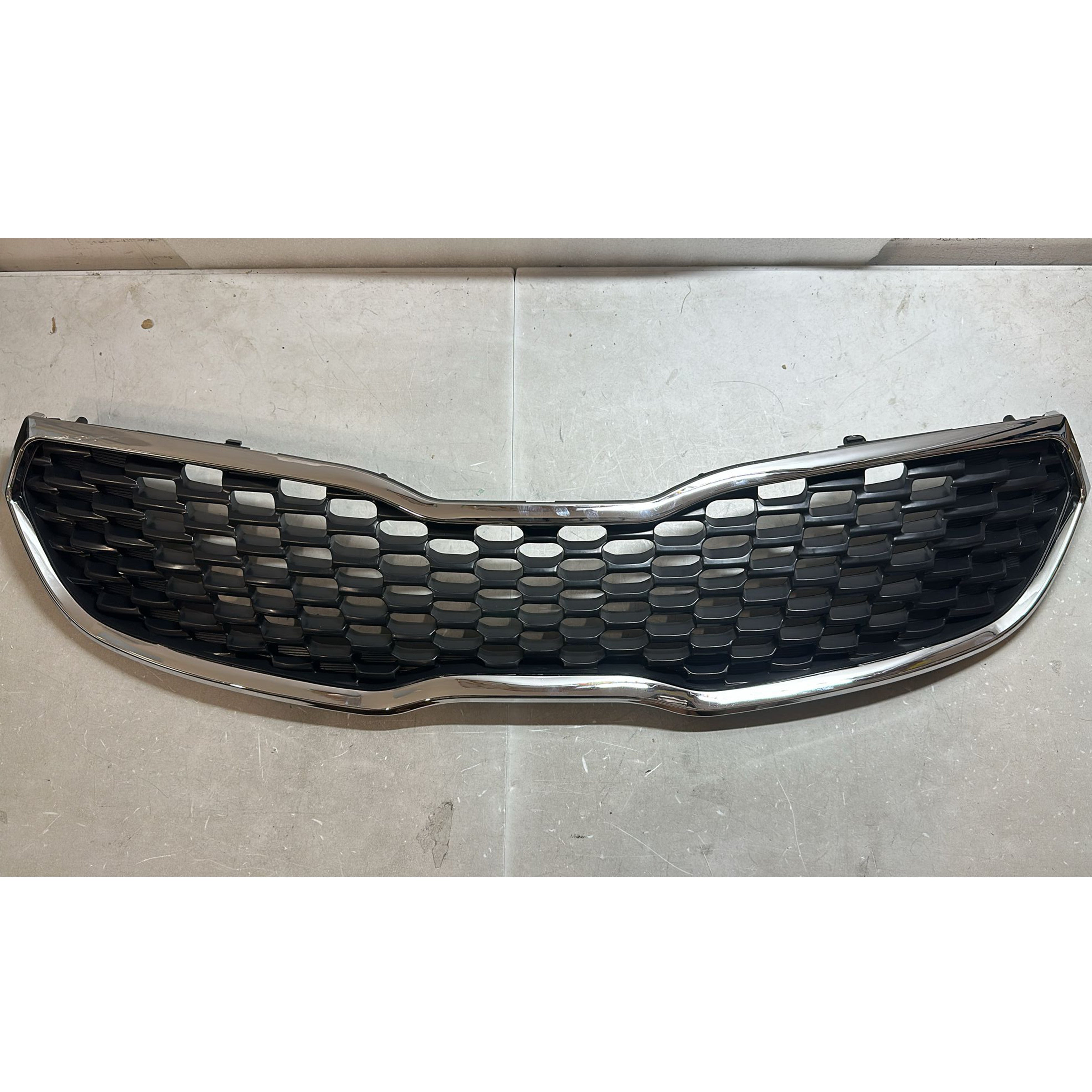 2017 2018 Kia Forte5 Hatchback Front Upper Bumper Grille with Chrome Trim Damaged