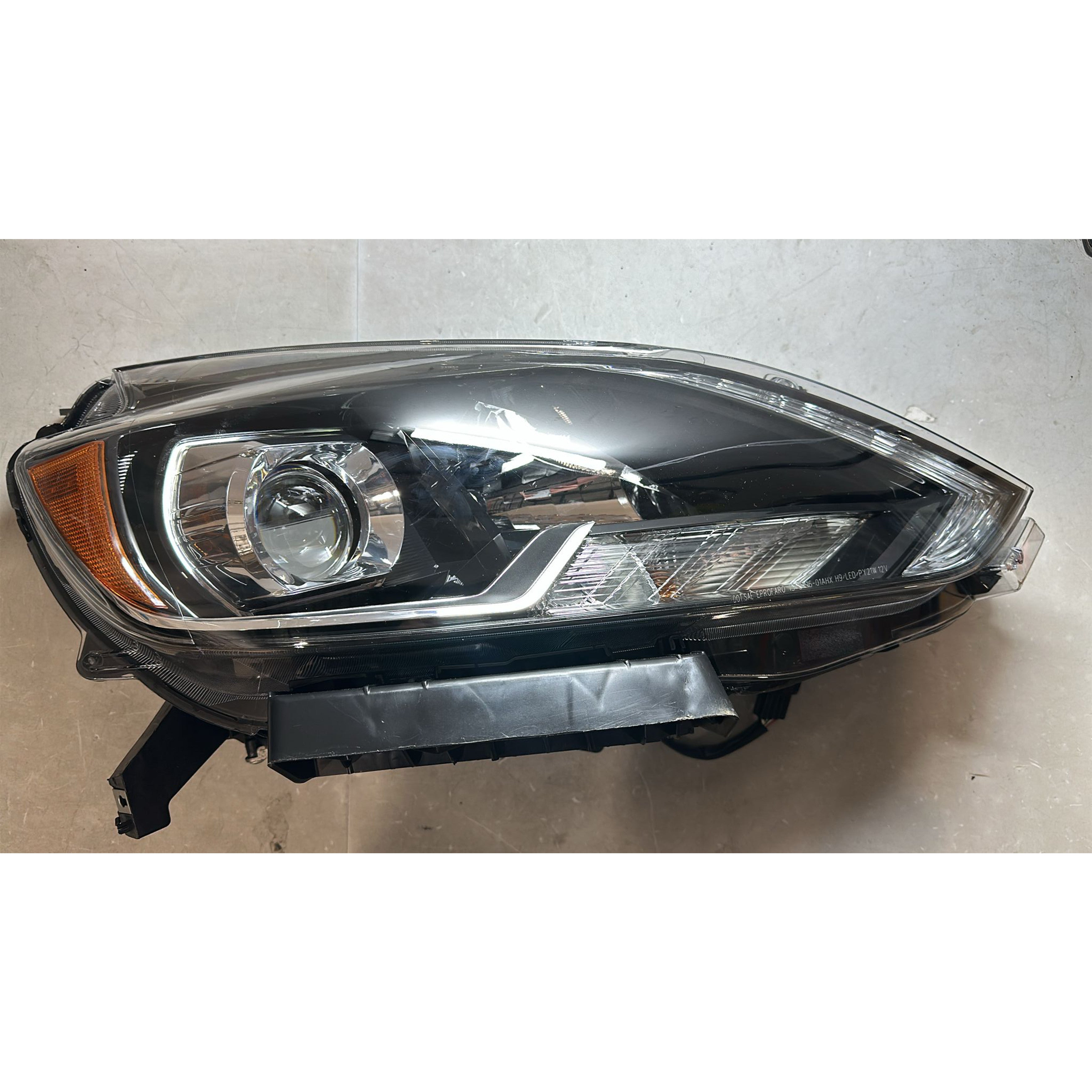 2016 2017 2018 2019 Nissan Sentra Front Headlight Assembly LED Projector Passenger Side Damaged