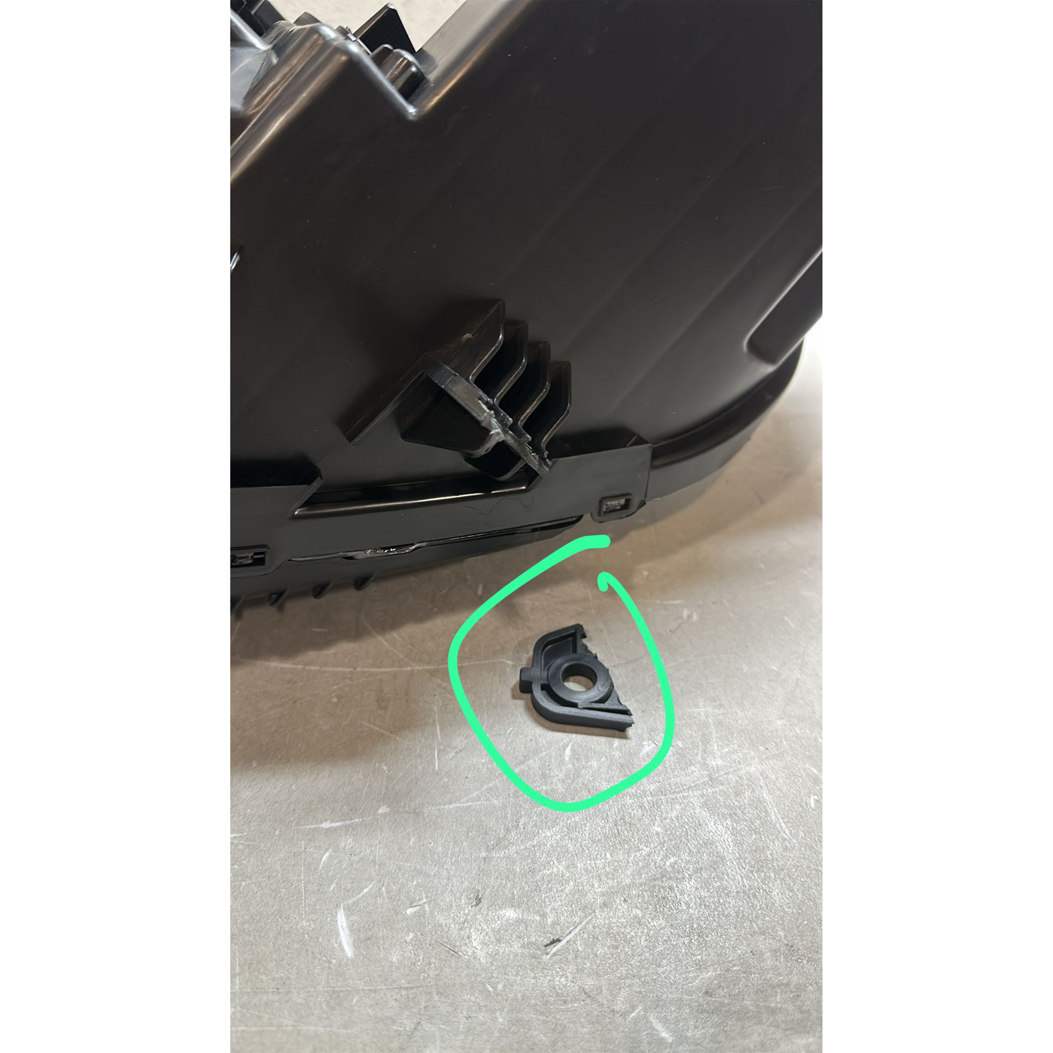 2022 2023 Hyundai Kona Headlight Headlamp Assembly Halogen Passenger Side Damaged