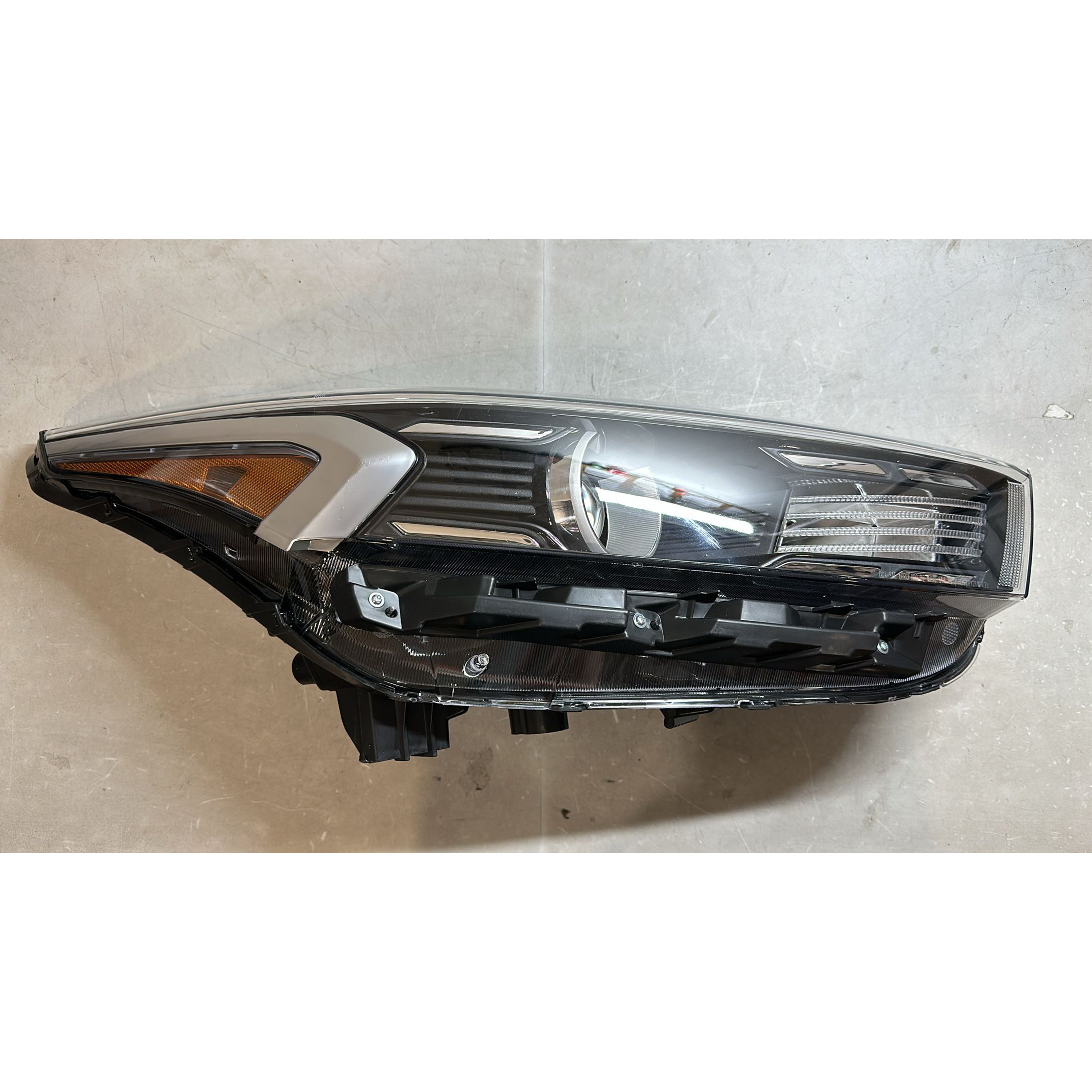2022 2023 Kia Forte Halogen Projector Headlight Assembly without LED DRL Passenger Side Damaged