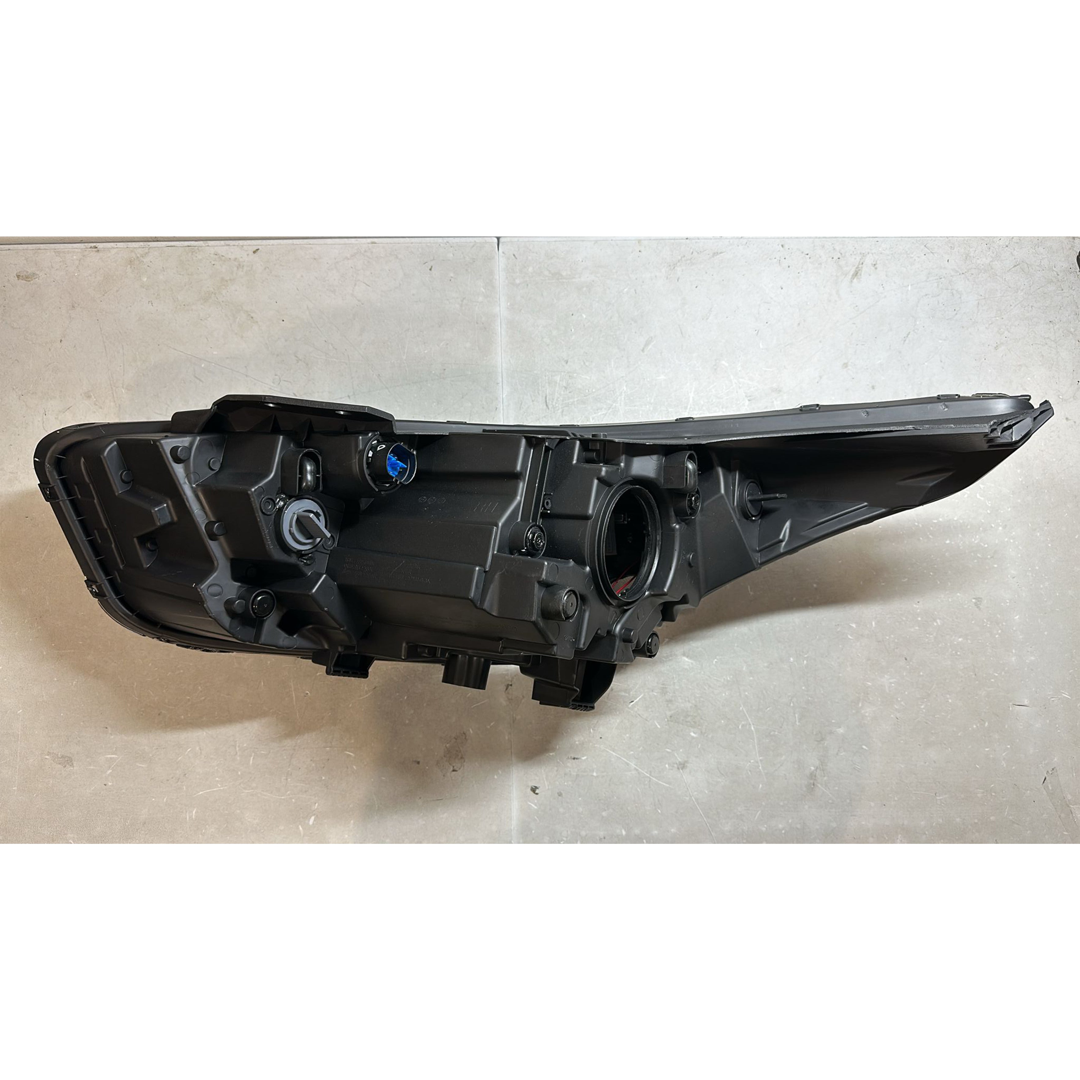 2022 2023 Kia Forte Halogen Projector Headlight Assembly without LED DRL Passenger Side Damaged