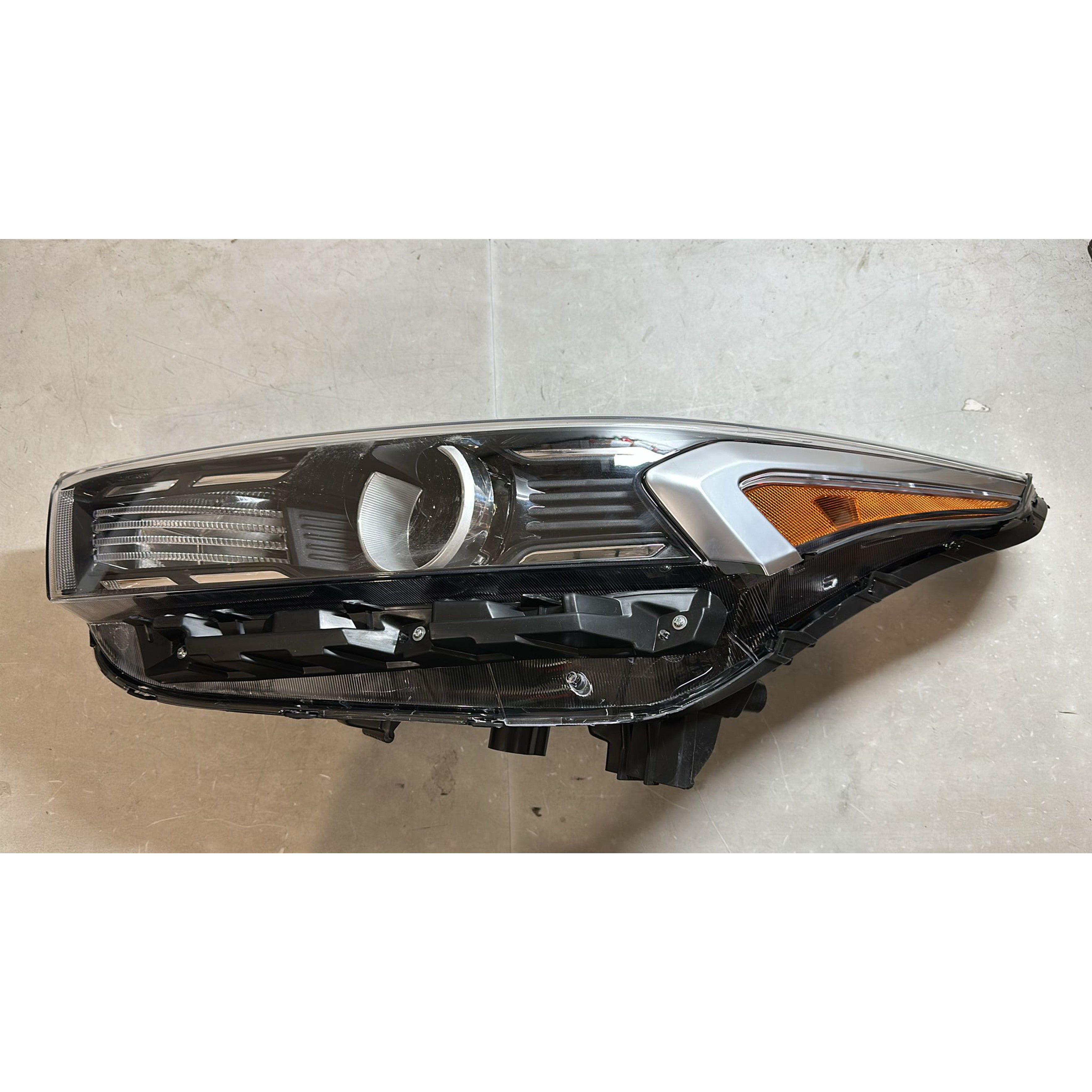 2022 2023 Kia Forte Halogen Projector Headlight Assembly without LED DRL Driver Side Damaged