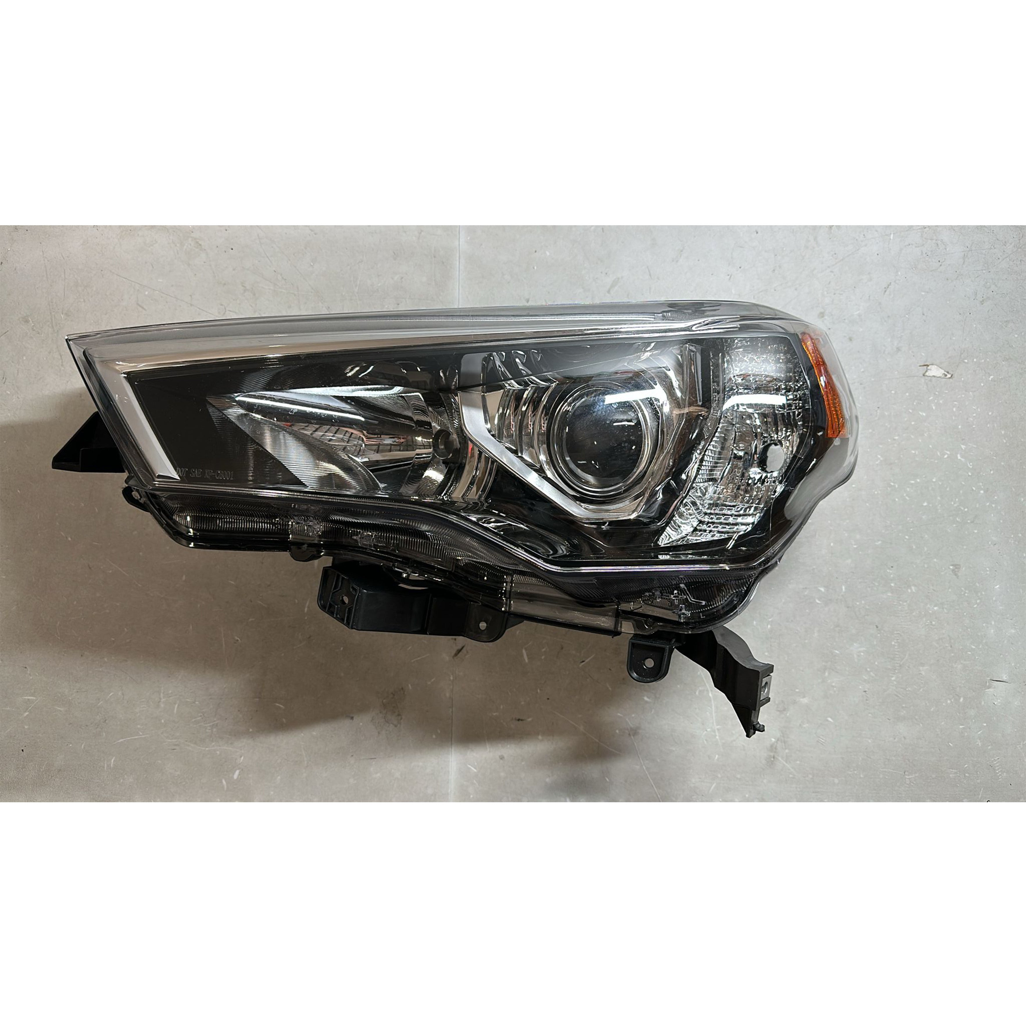 2014 2015 2016 2017 2018 2019 2020 2021 Toyota 4Runner Headlight Assembly Halogen Chrome Housing Driver Side Damaged