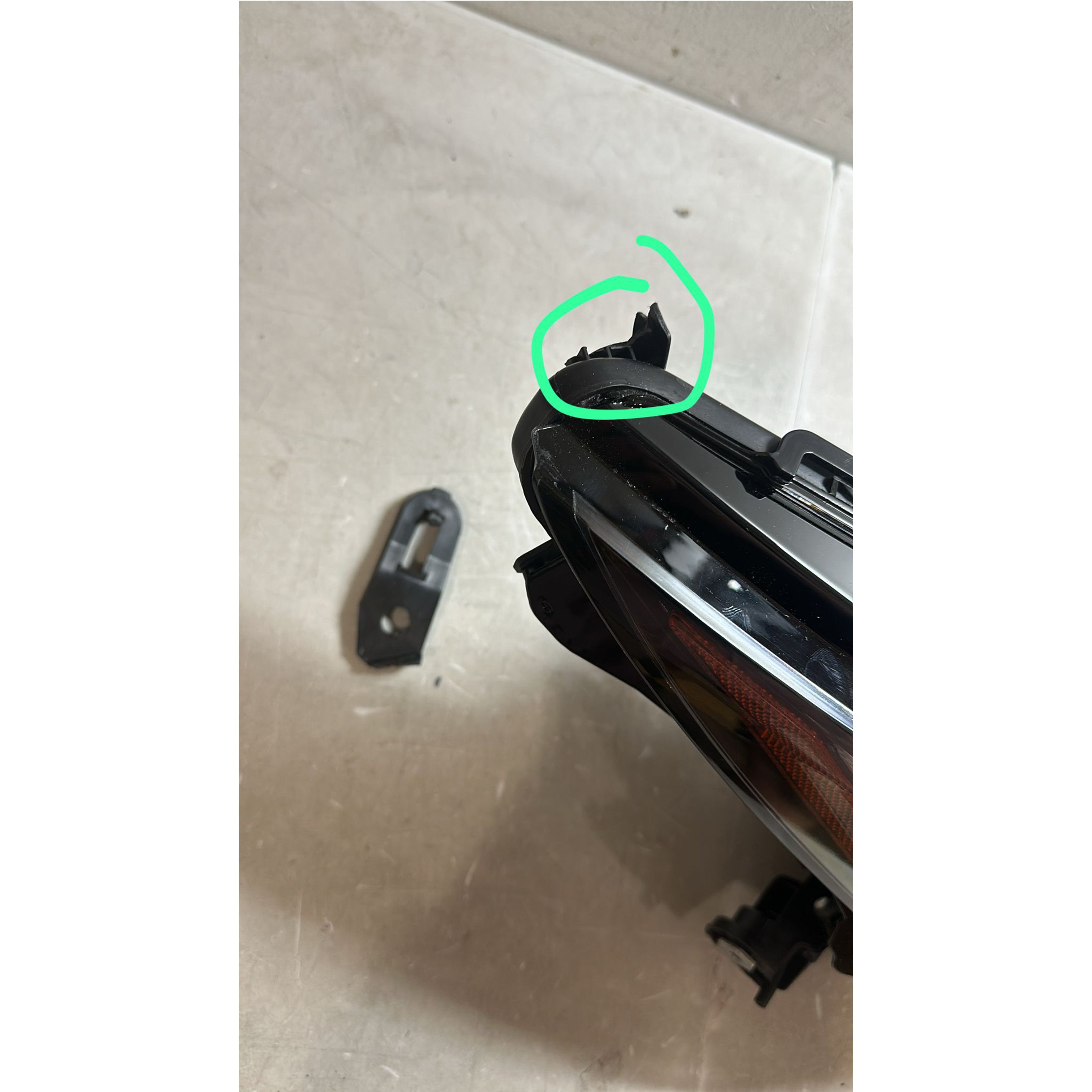 For 2021 2022 2023 2024 Toyota Venza Headlight Lamp Assembly Right Passenger RH 8111048J30 Damaged