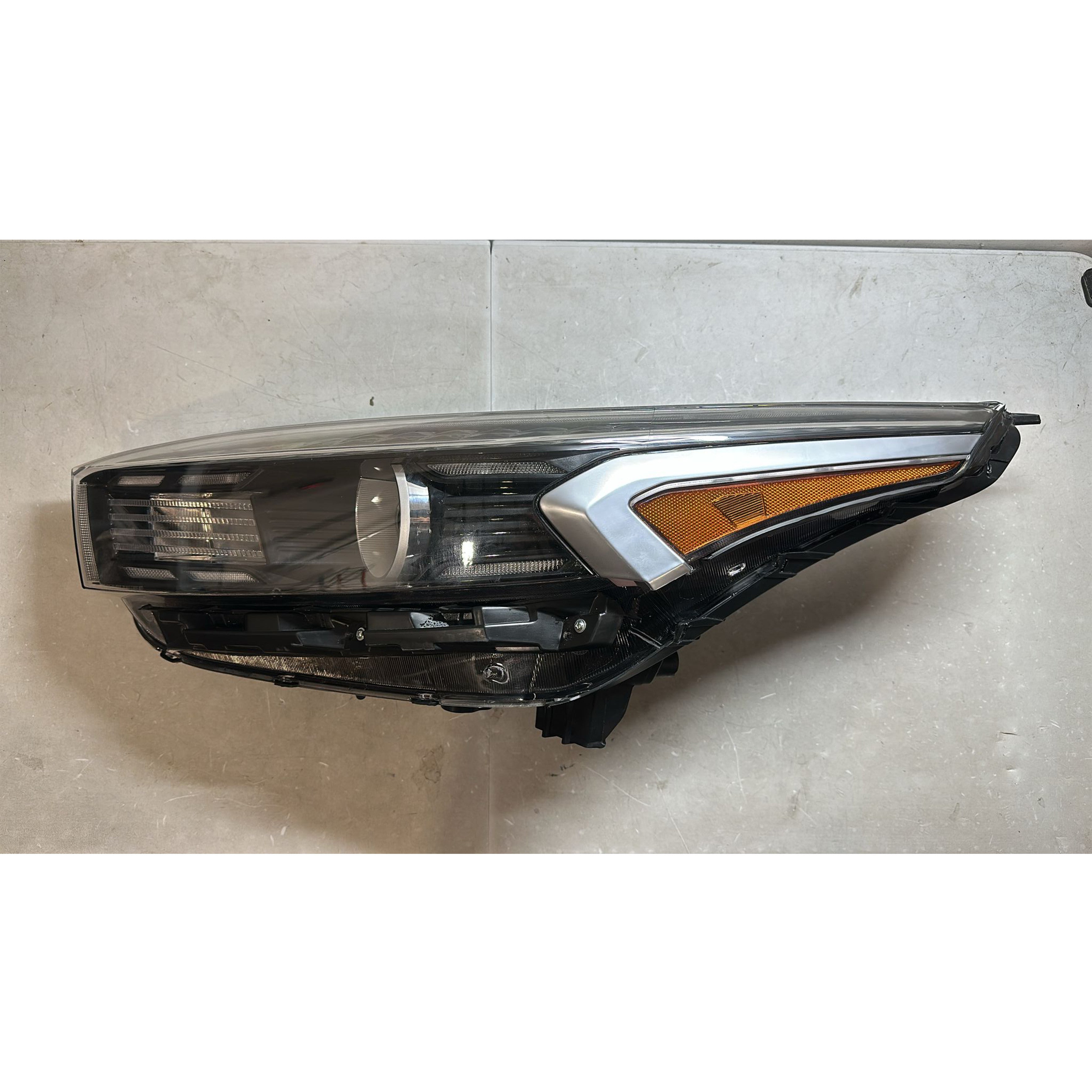 2022 2023 Kia Forte Halogen Projector Headlight Assembly with LED DRL Driver Side Damaged