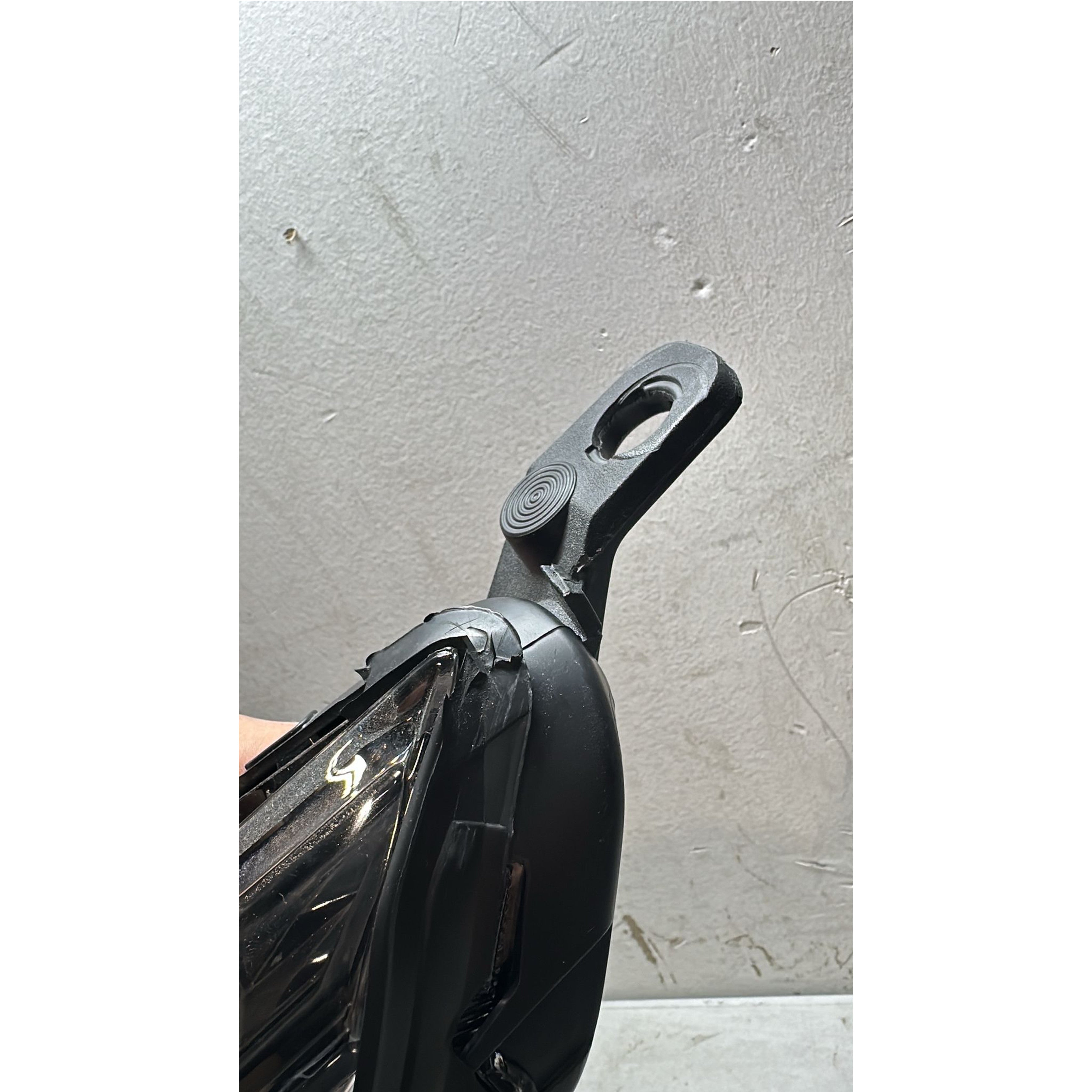 2022 2023 Kia Forte Halogen Projector Headlight Assembly with LED DRL Driver Side Damaged